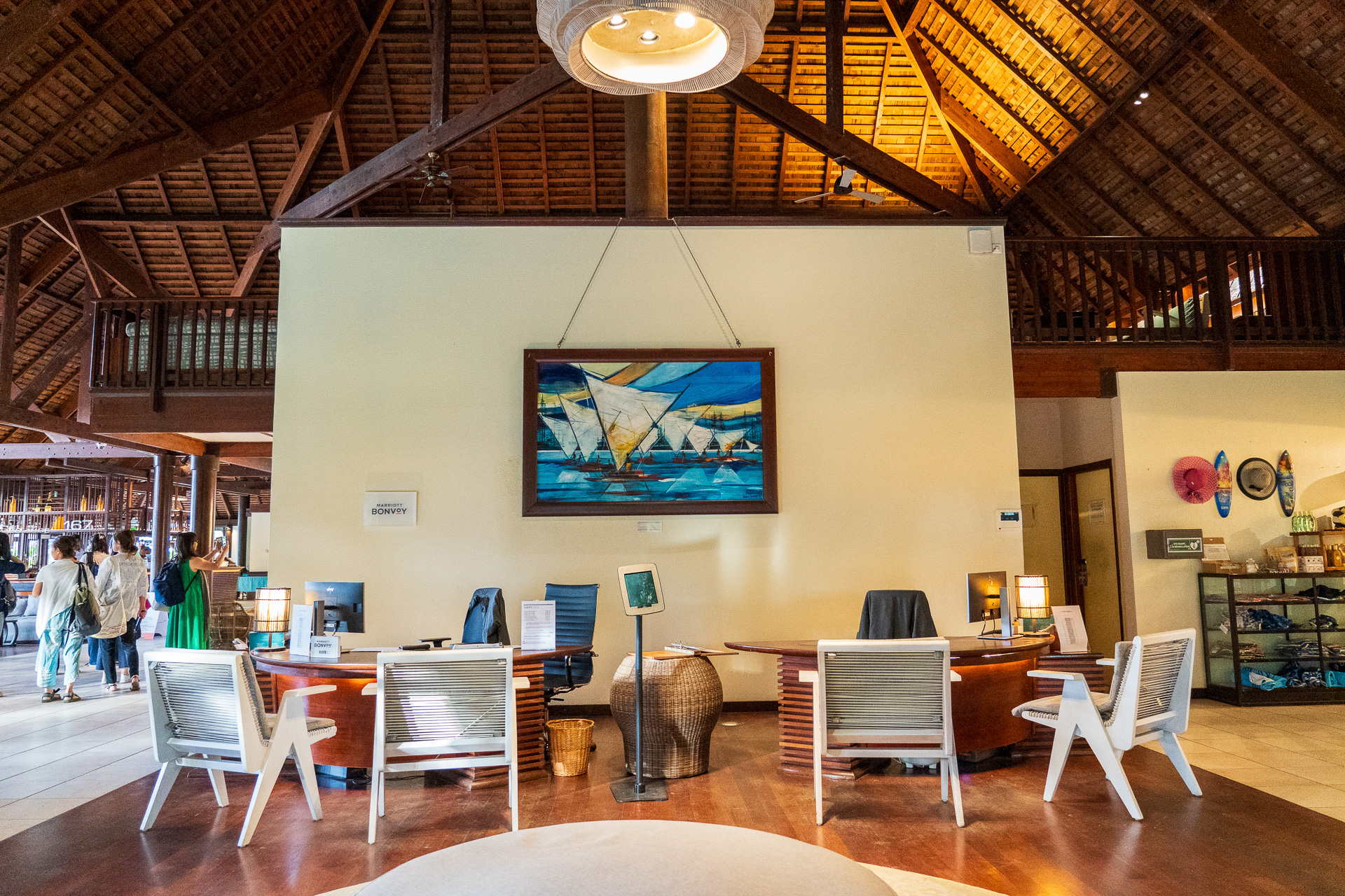 開放的なフロントロビー。チェックイン・チェックアウトはこちらで