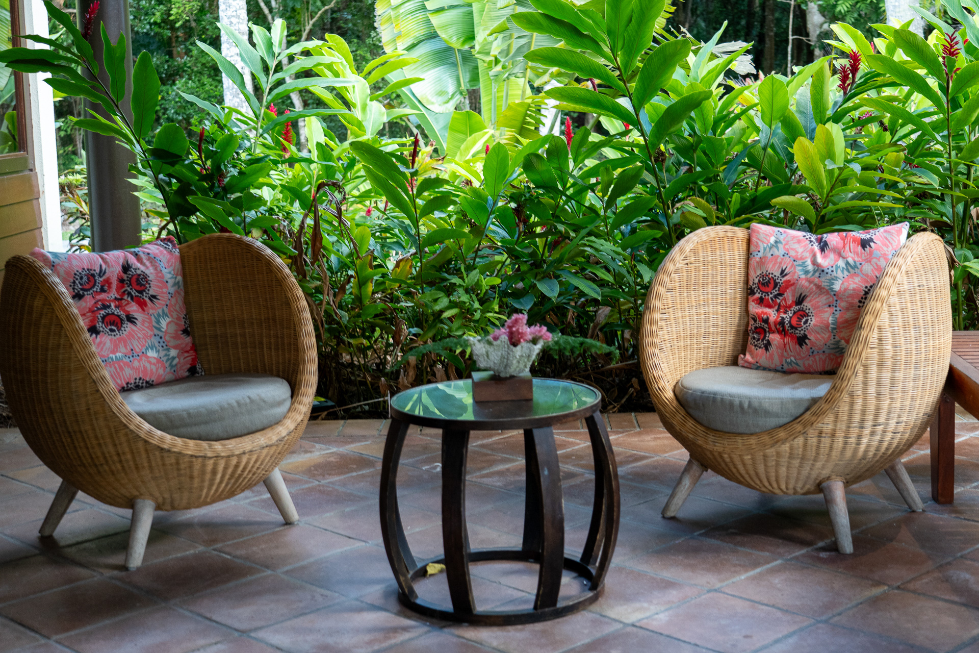 南国っぽい籐のチェアがかわいい♪