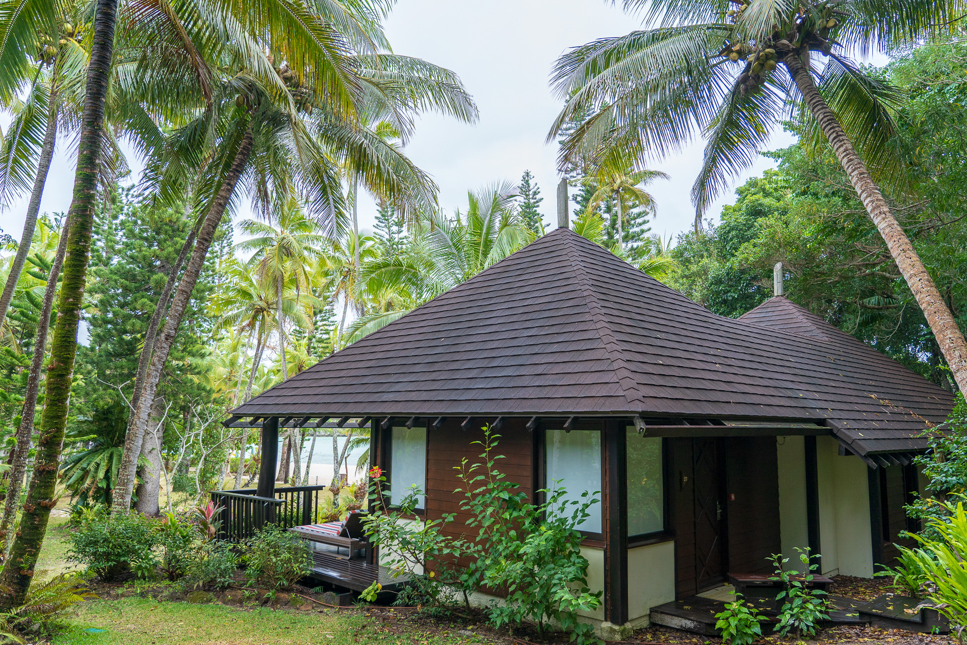 2泊した「ココナッツグローブバンガロー」。ウッドデッキのスロープを少し歩いた先に見えてきました