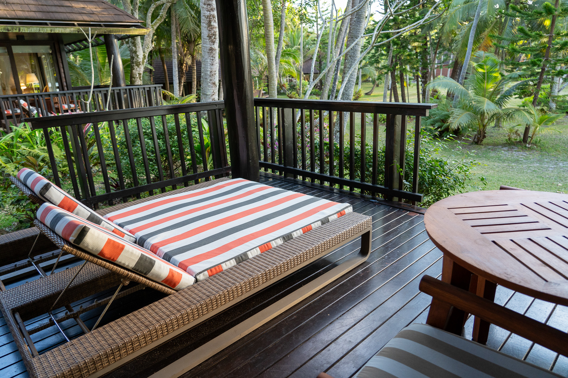 庭に面した屋外テラスも広々しています