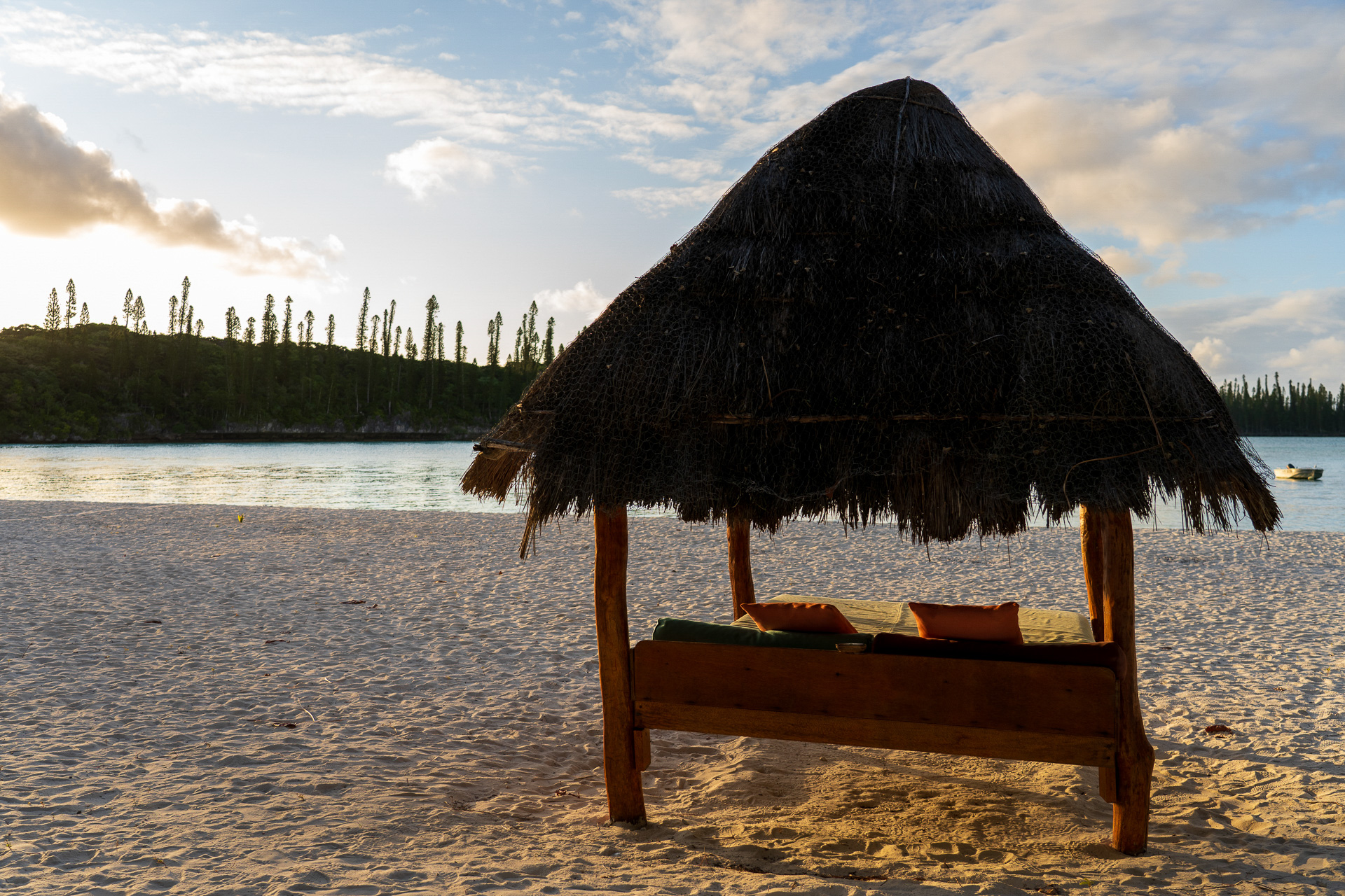 バンガローから歩いて10秒のビーチへ。ニューカレドニアの国鳥カグーのぬいぐるみ「カグーグー」と一緒に日没までの時間を過ごしました