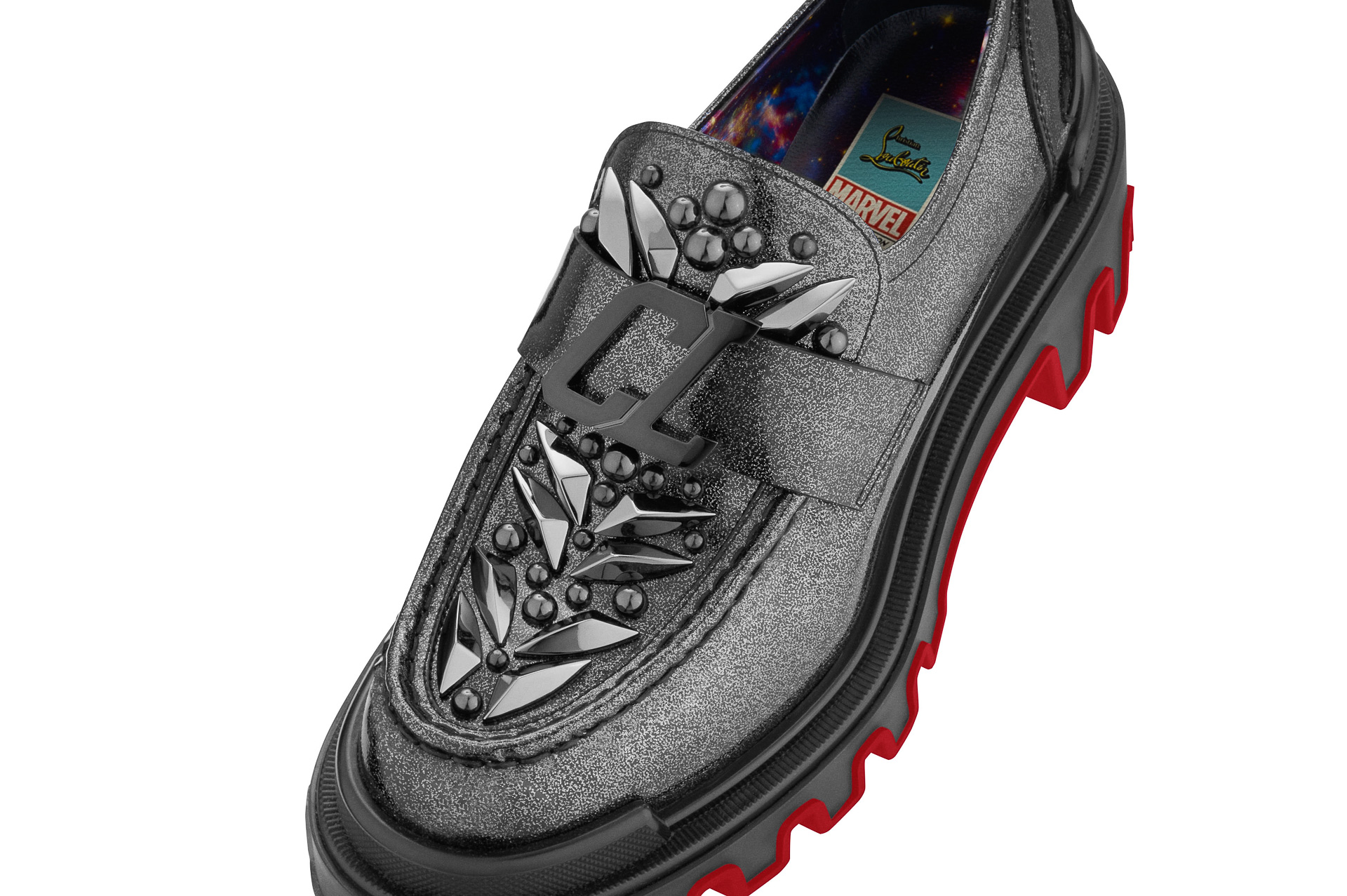 ガンメタルのスパイクが重厚さをアップ