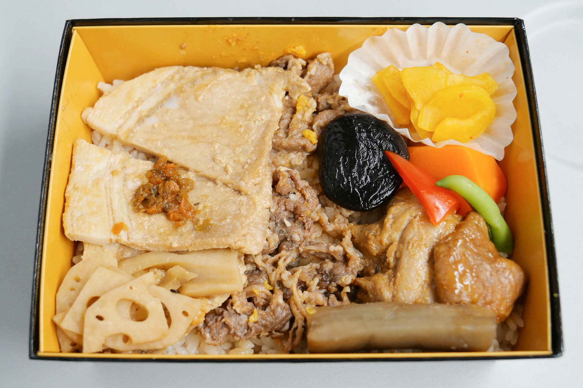 フタを取ると、びっしり敷き詰められた牛、豚、鶏のお肉が目に飛び込んできて、否が応でも食欲が沸き起こる