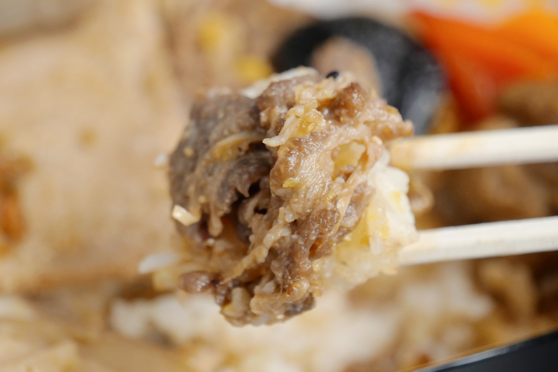 甘さ控えめですっきりとした味わいが、黒毛和牛の旨味を引き立てている