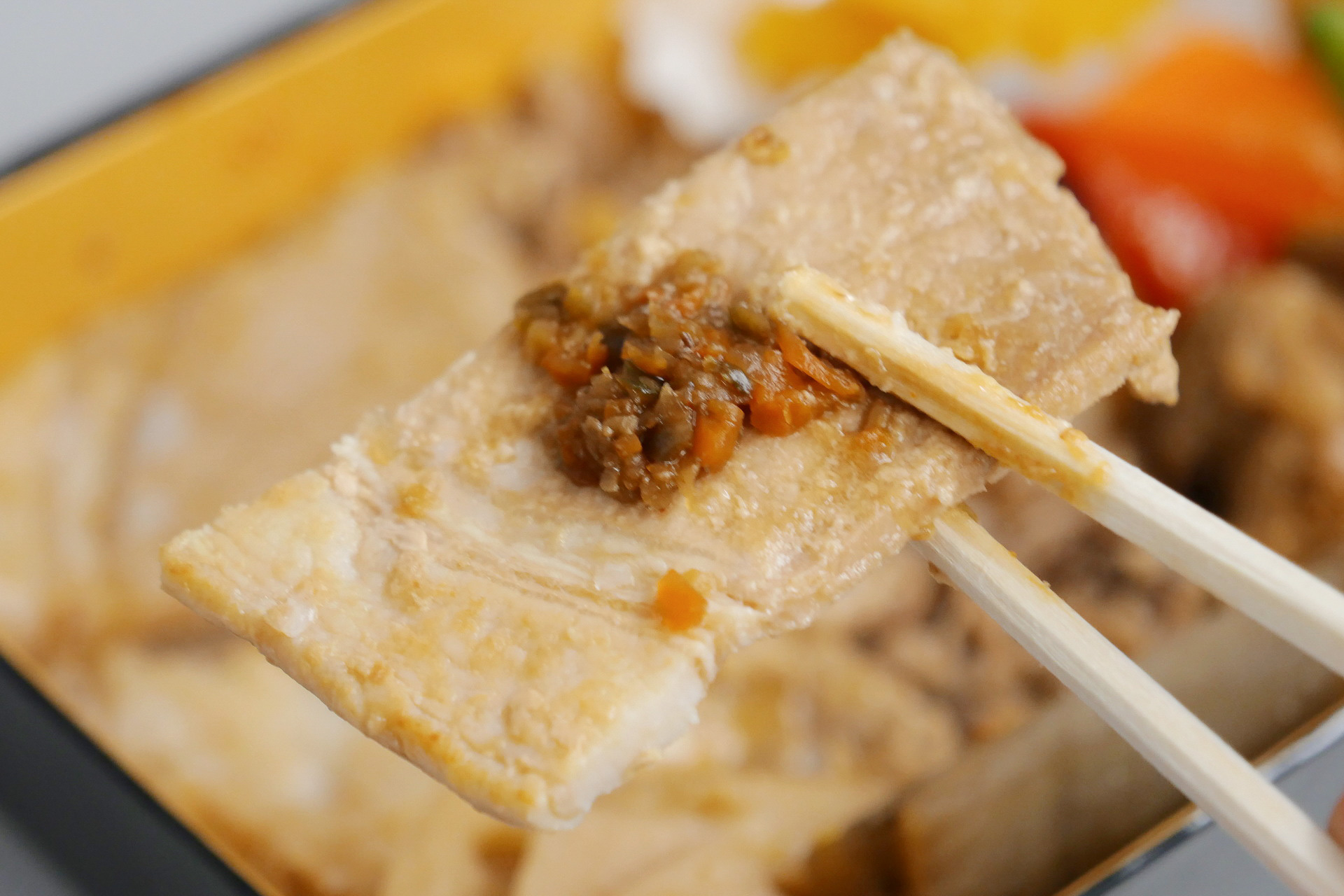 やや歯応えのある肉質だが、上質な豚肉の旨味と強めの生姜風味がよく合う