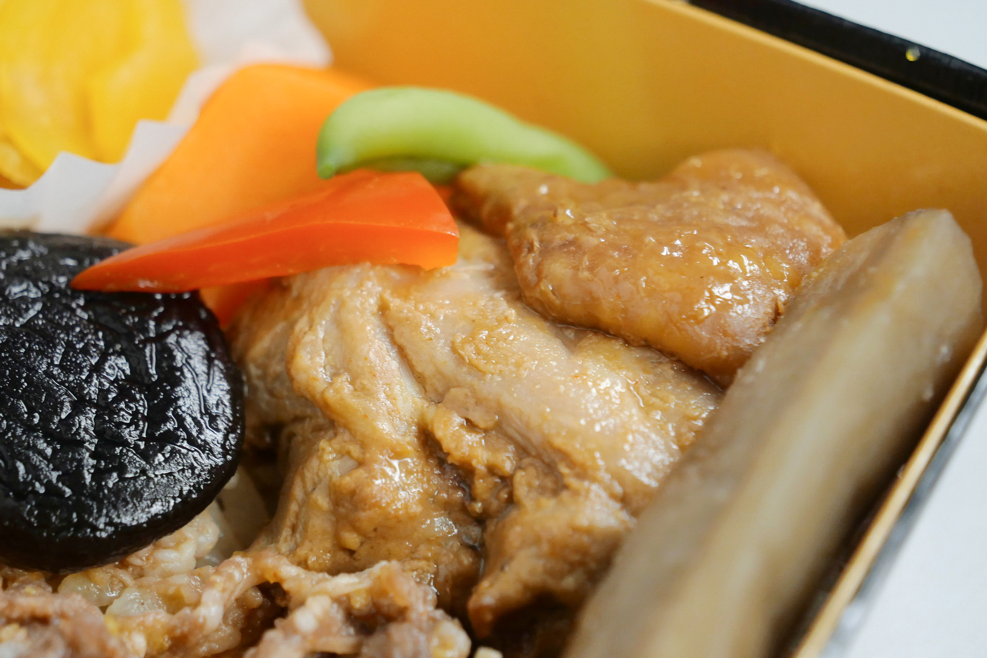 鶏肉は江戸甘味噌を使った味噌焼き仕立て