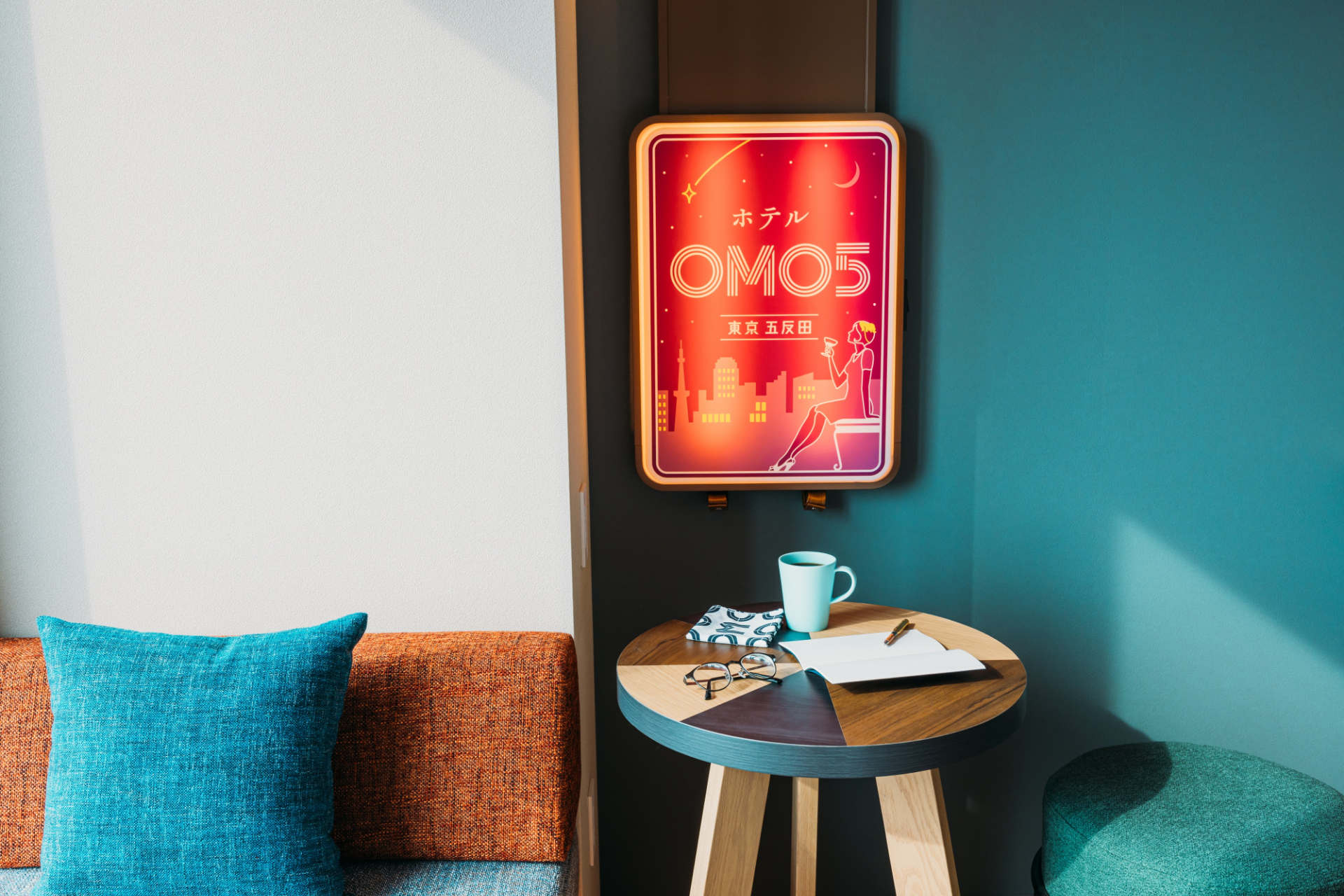 客室のインテリアはレトロな色調。五反田らしい飲食店のネオンサインを模した照明も配する