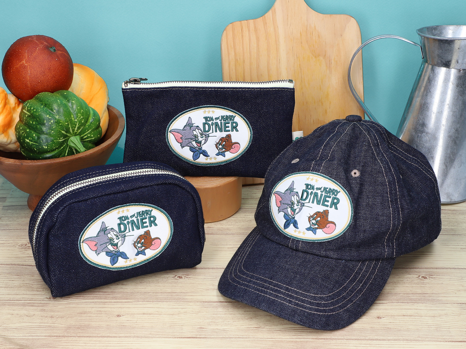 （画像左から）ワッペンデニムポーチ/ワッペンデニムフラットケース/デニムキャップ