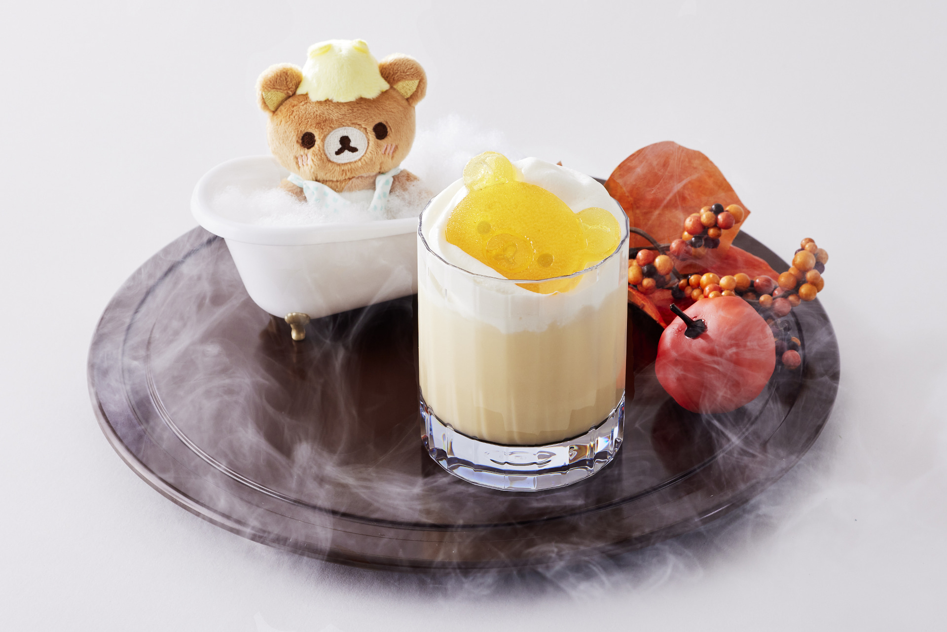 お風呂に入っているようなスモークの演出付きで提供する「リラックマと一緒に♪ほうじ茶プリンモクテル」（1320円）