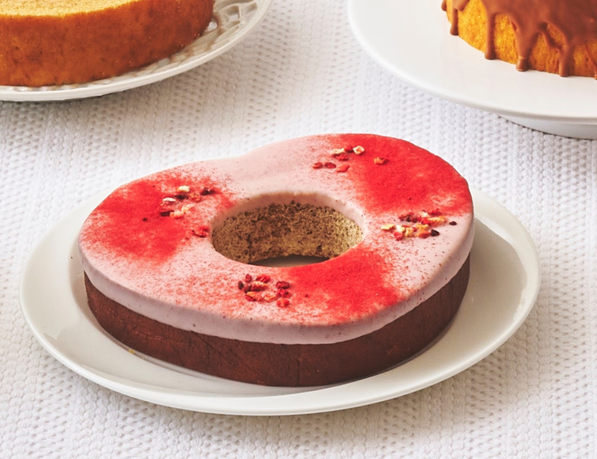 島根県の「縁結びバームクーヘン」（各日販売予定12点）。出雲大社にちなんだハート形に、イチゴチョコやドライイチゴをトッピング