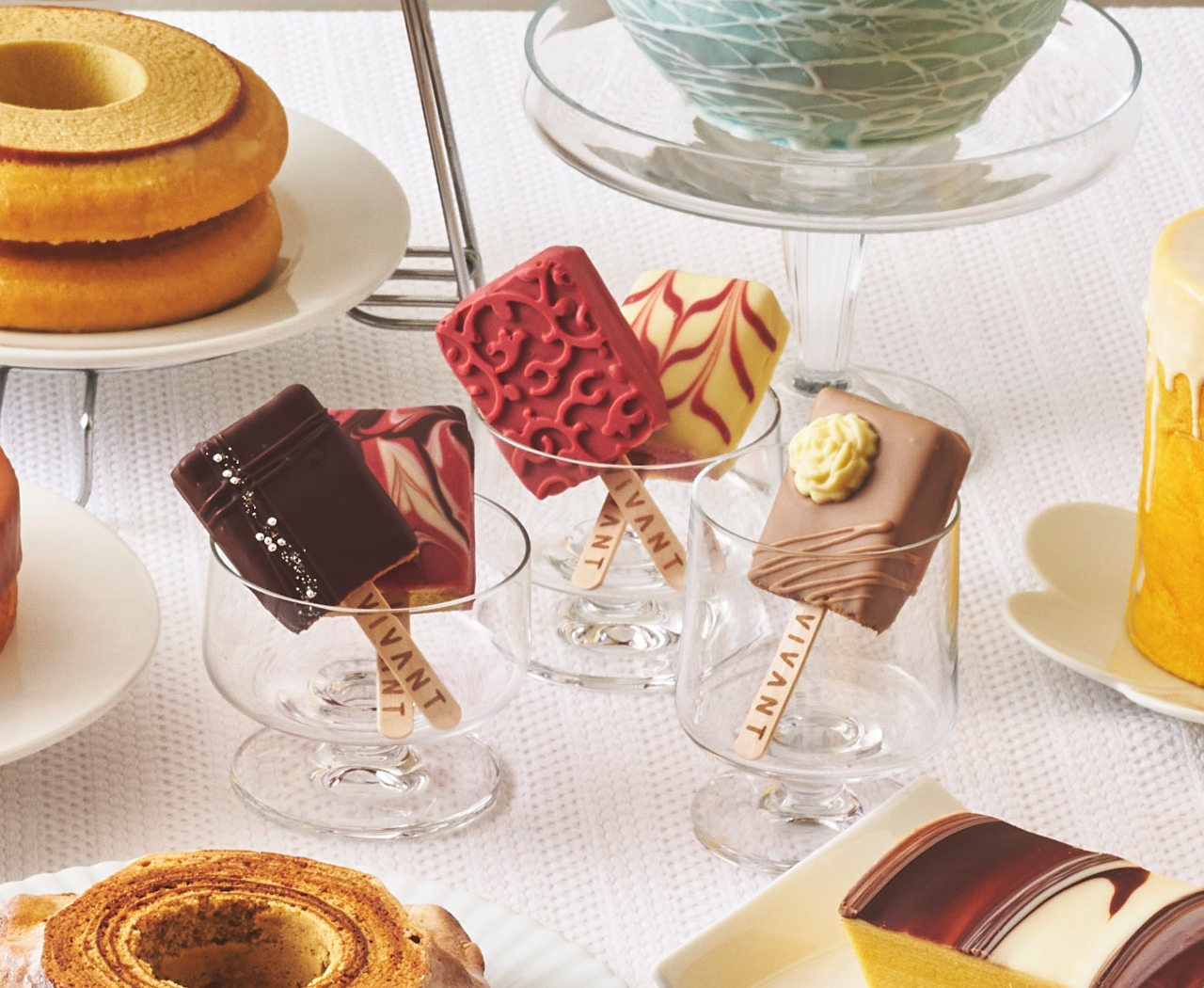 福井県の「VIVANT BAR Luxury EXPO」（各日販売予定40点）。口のなかで広がる十六層のしっとり食感と濃厚なチョコレートが特徴