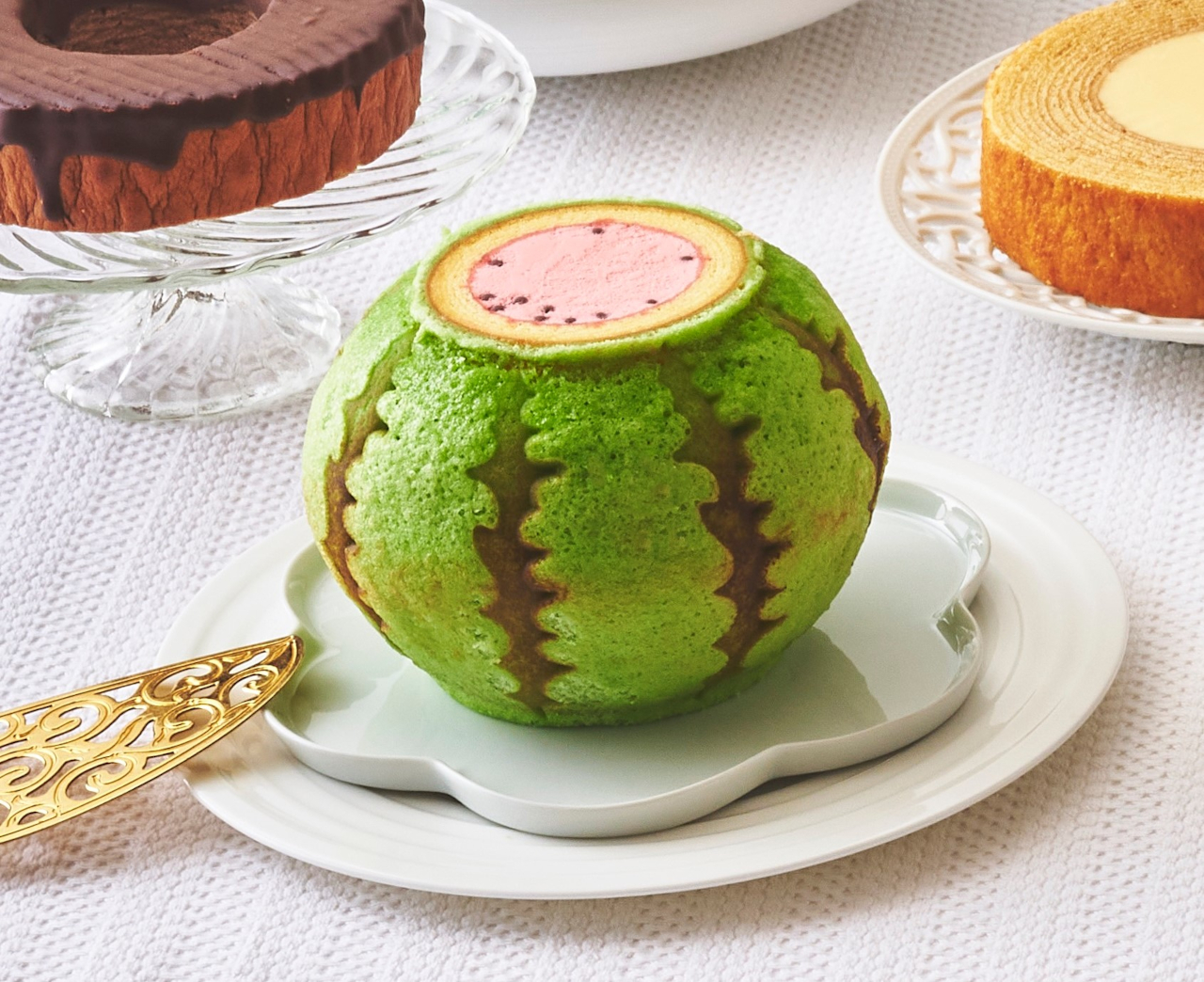 千葉県の「すいかバウム」（各日販売予定12点）。千葉県産コシヒカリ100％米粉を使用。スイカのムースを流し込み、チョコチップで種を再現