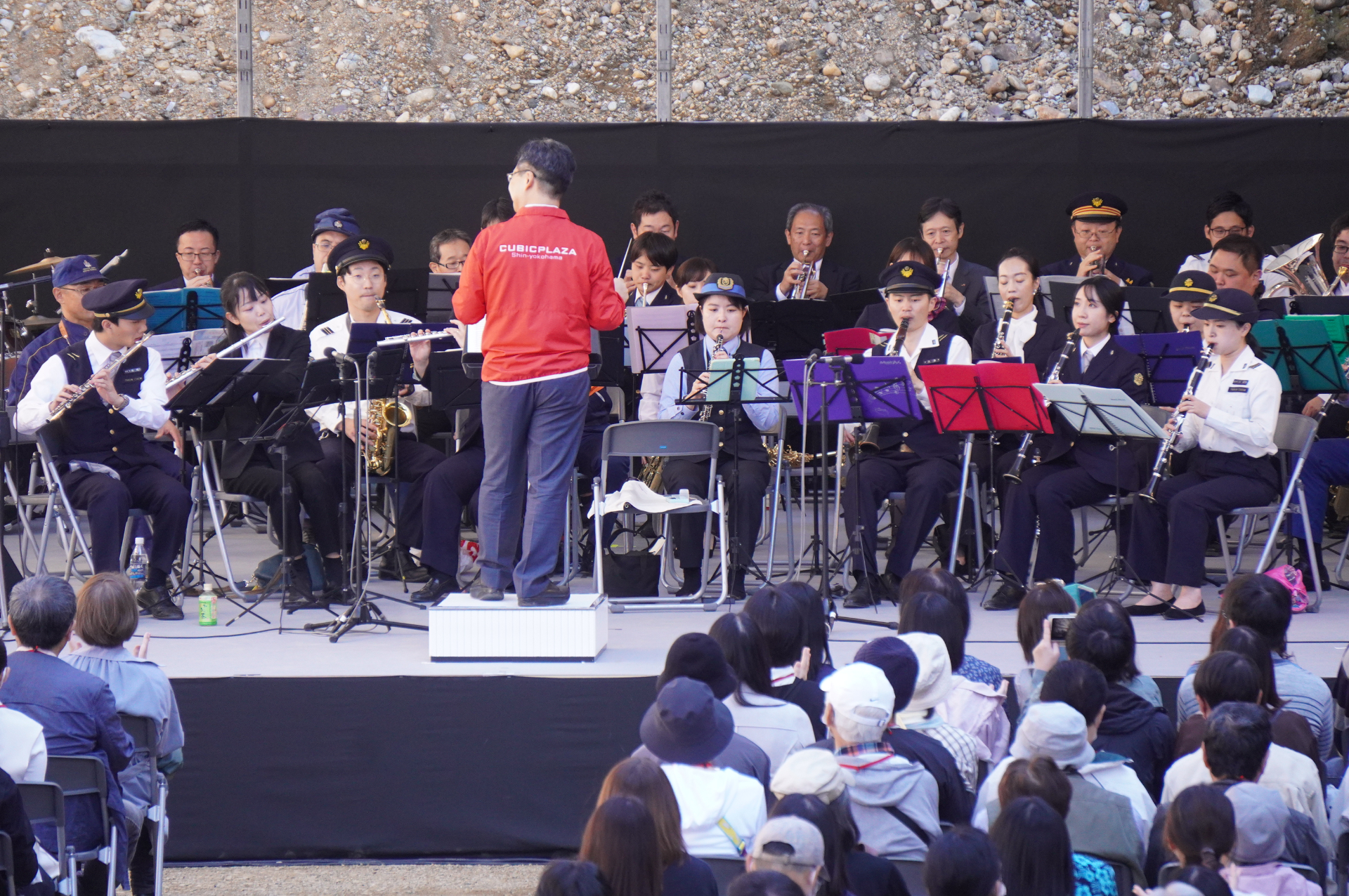 JR東海音楽クラブに所属するグループ社員たちが、それぞれの職種の制服や作業着で演奏