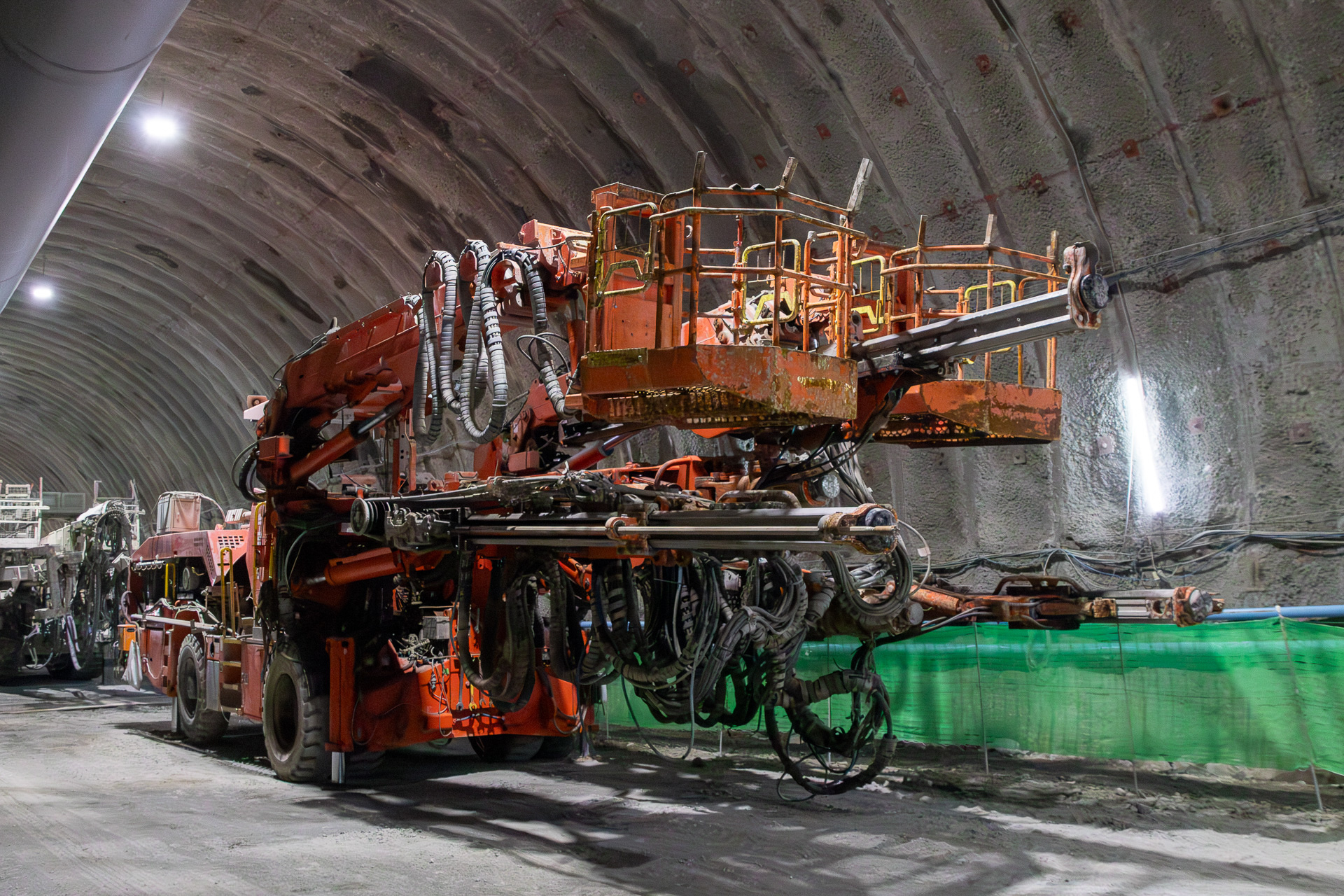 掘削面にダイナマイトを挿入する穴を開けるドリルジャンボ