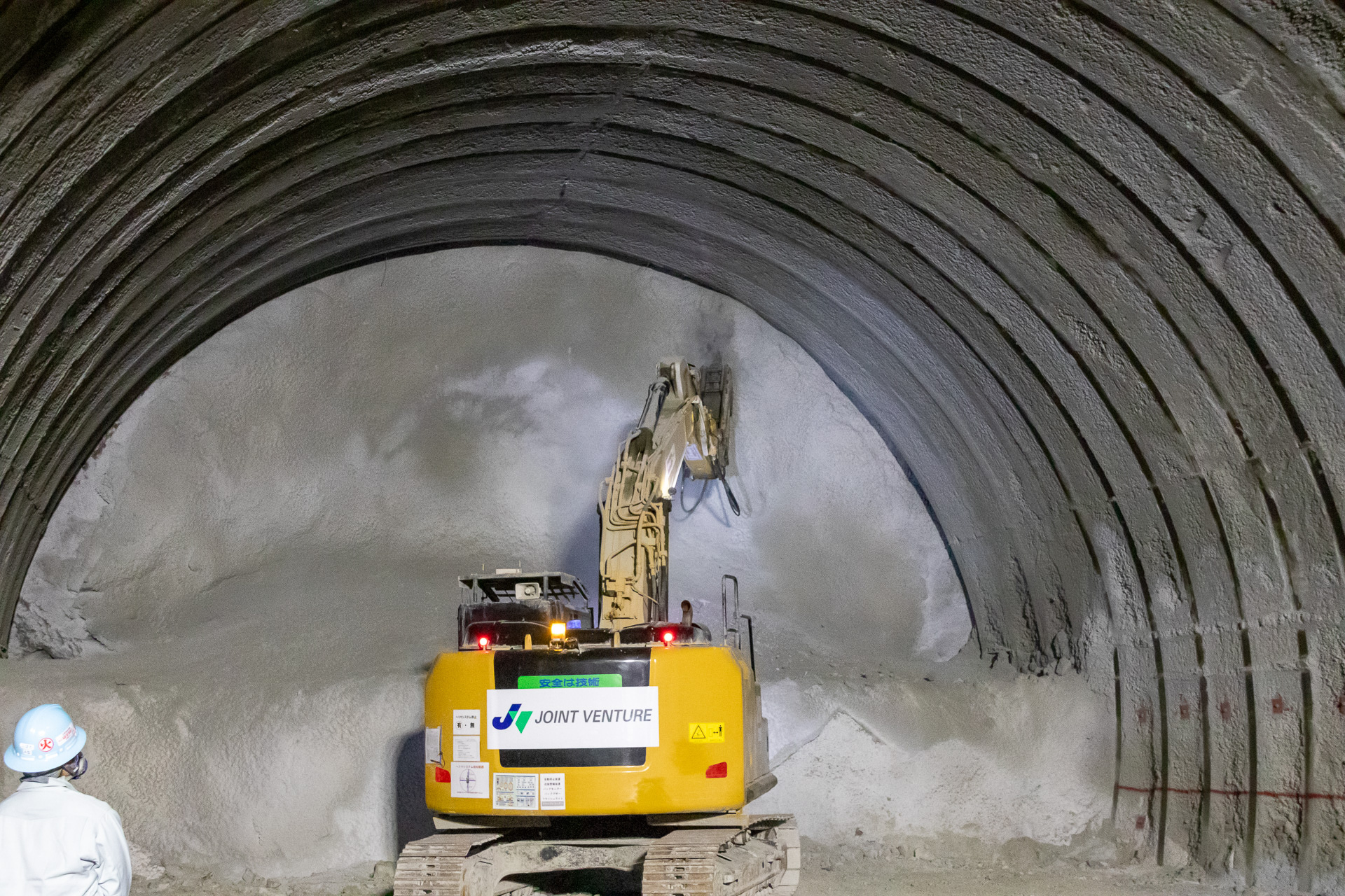 ブレーカーで掘削を開始！