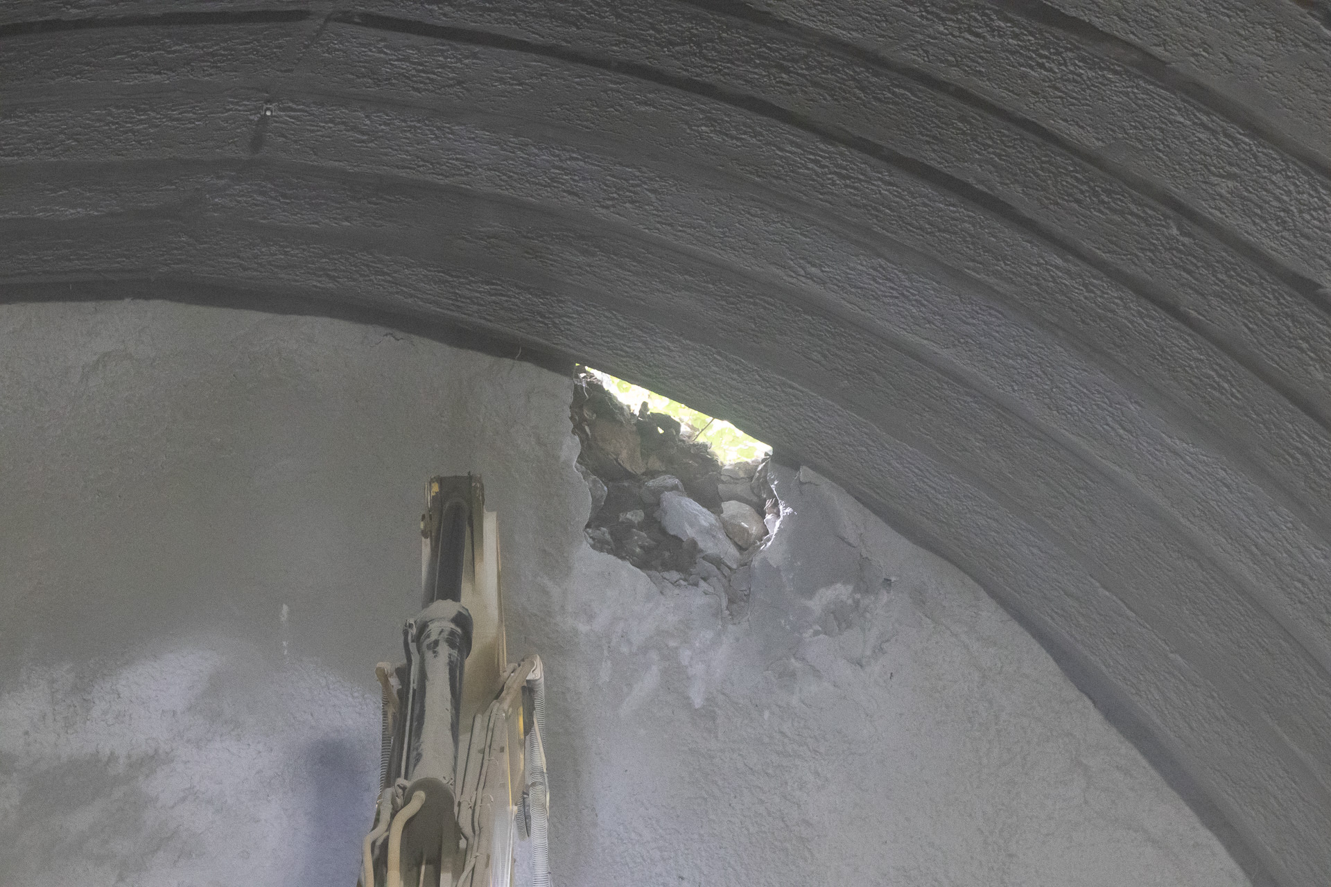 粉塵が舞うなか光が美しく差し込み、参列者は拍手で祝う