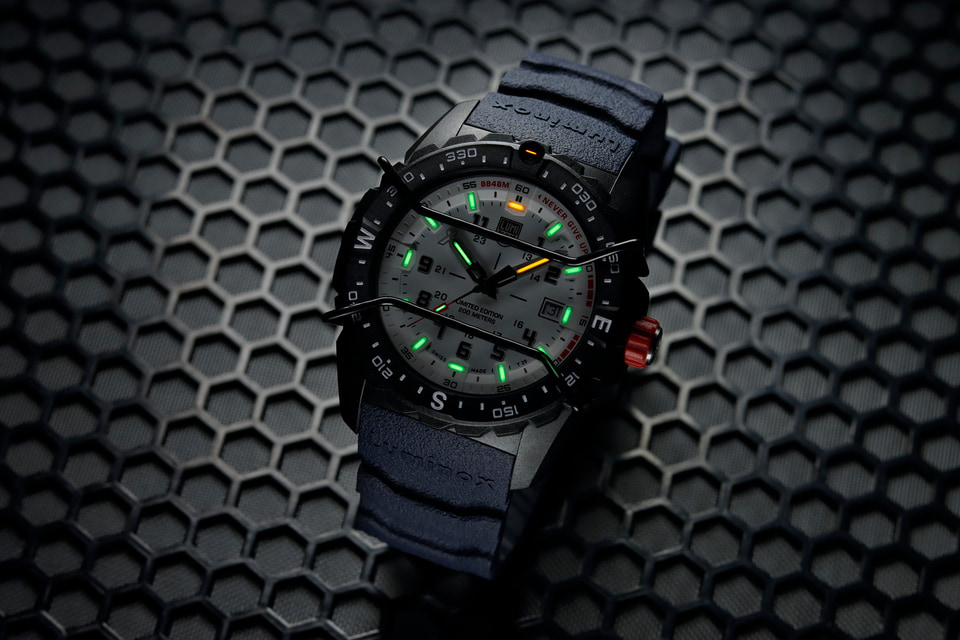 ルミノックス、サバイバル冒険家ベア・グリルスのエベレスト登頂を称え