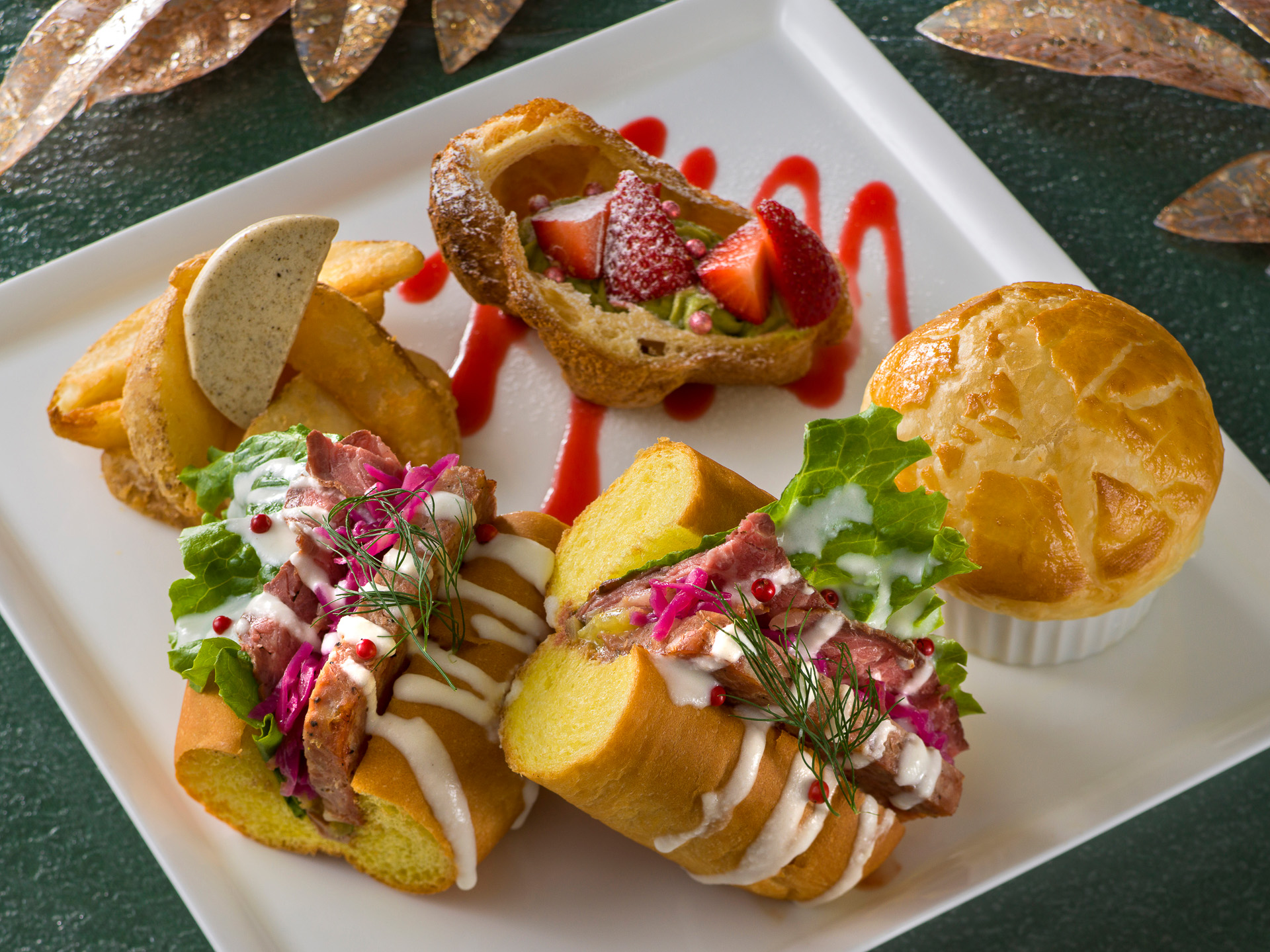 「テディ・ルーズヴェルト・ラウンジ」の「スペシャルサンドウィッチプレート」（3400円）