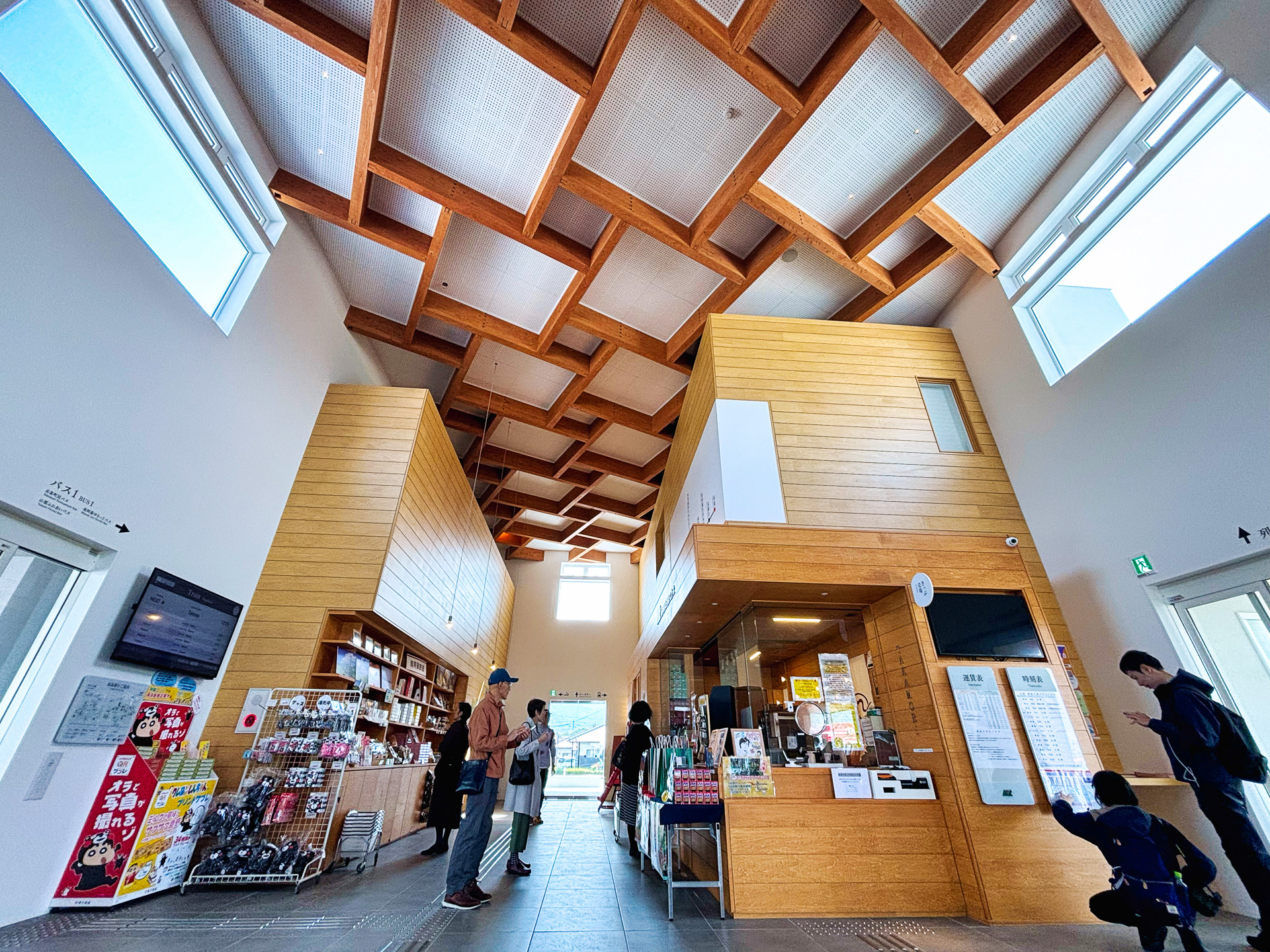 2023年4月に完成した新しい高森駅の駅舎内。木をふんだんに使用してオシャレな空間になっている