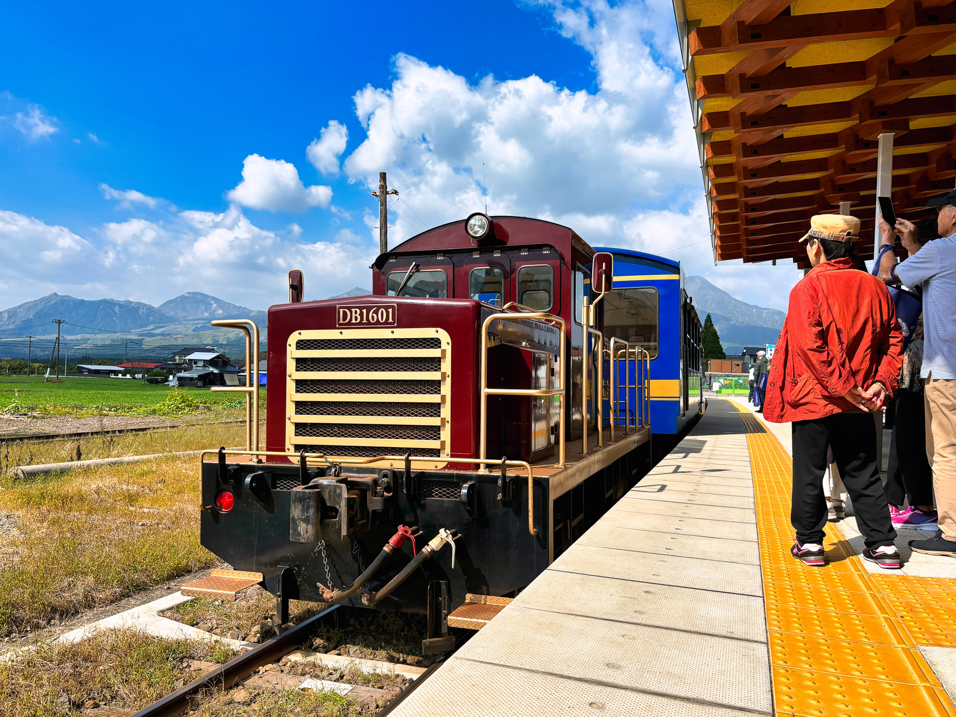 いよいよトロッコ列車が高森駅のホームに入線。スマートフォンのシャッター音が響いた。早速車掌との撮影会が始まった