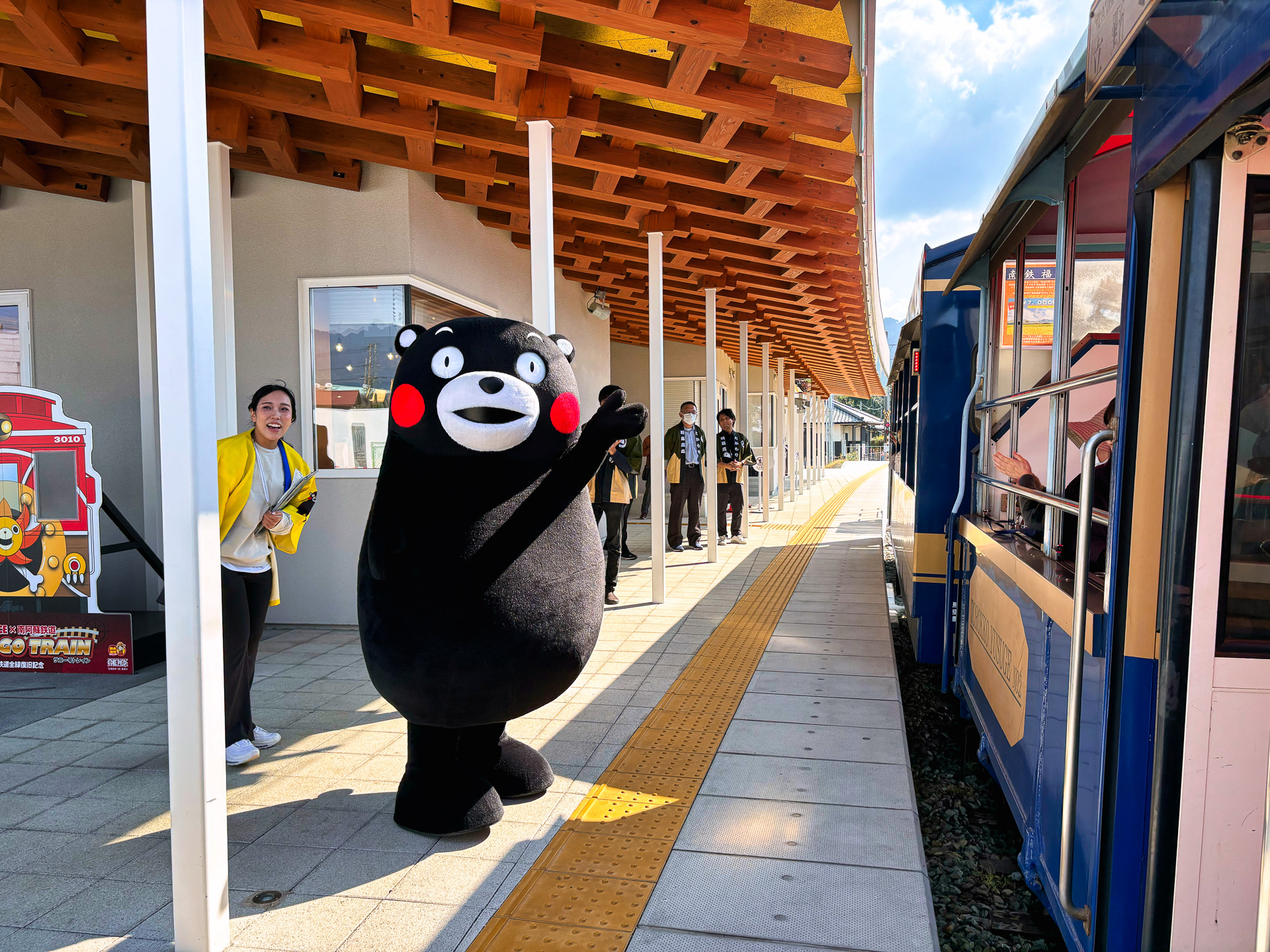 出発の2分前になんとくまモンが高森駅のホームにサプライズ登場。トロッコ列車内のツアー参加者からは歓声が上がった