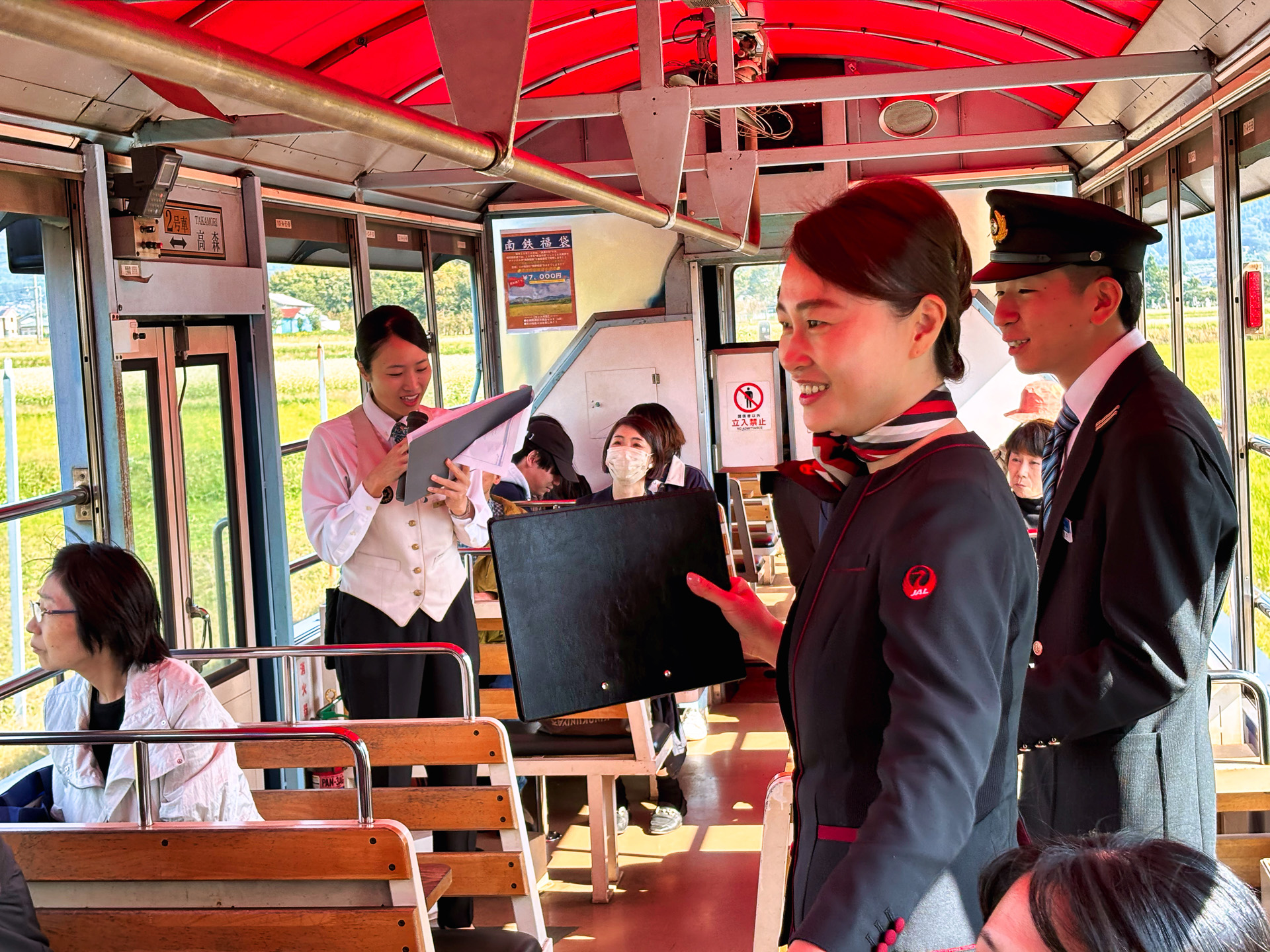 揺れるトロッコ列車で一生懸命にアナウンスをしてくれた3社の乗務員の皆さん。それに呼応してシャッターチャンスを逃さないツアー参加者