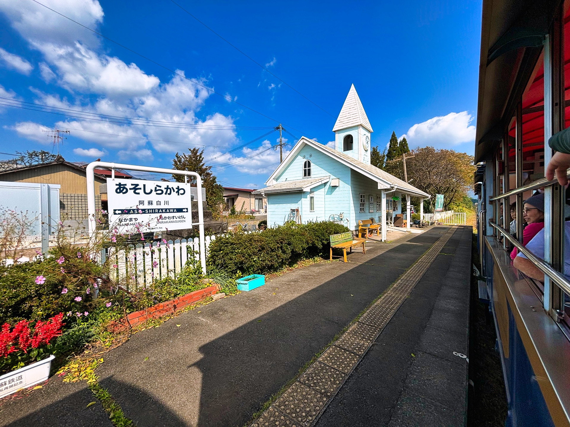 メルヘンチックな駅舎の阿蘇白川駅。フォトジェニックな光景の連続で楽しい