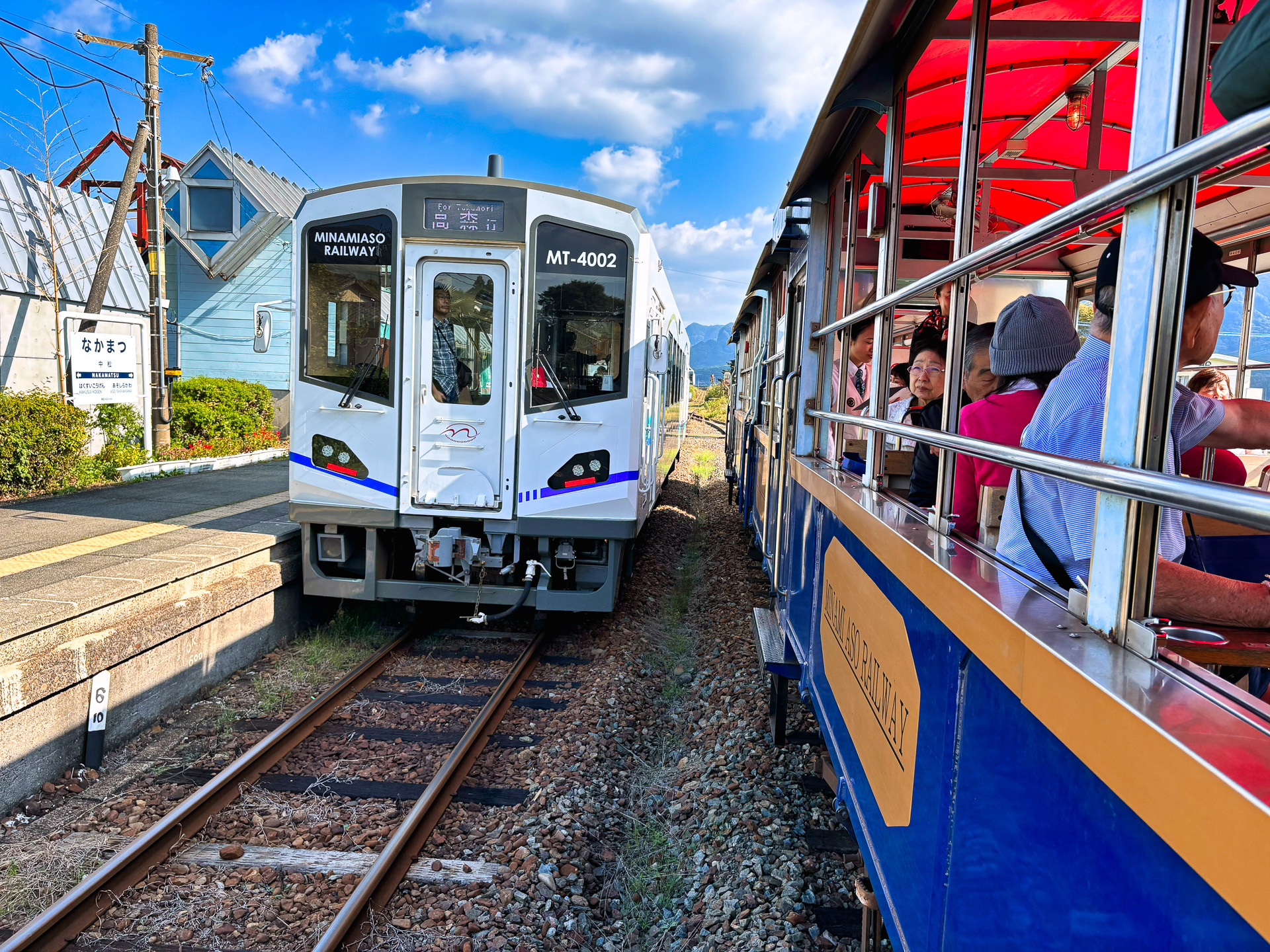 南阿蘇鉄道のなかで唯一上下線がすれ違うことができる中松駅。高森行きの列車とすれ違った
