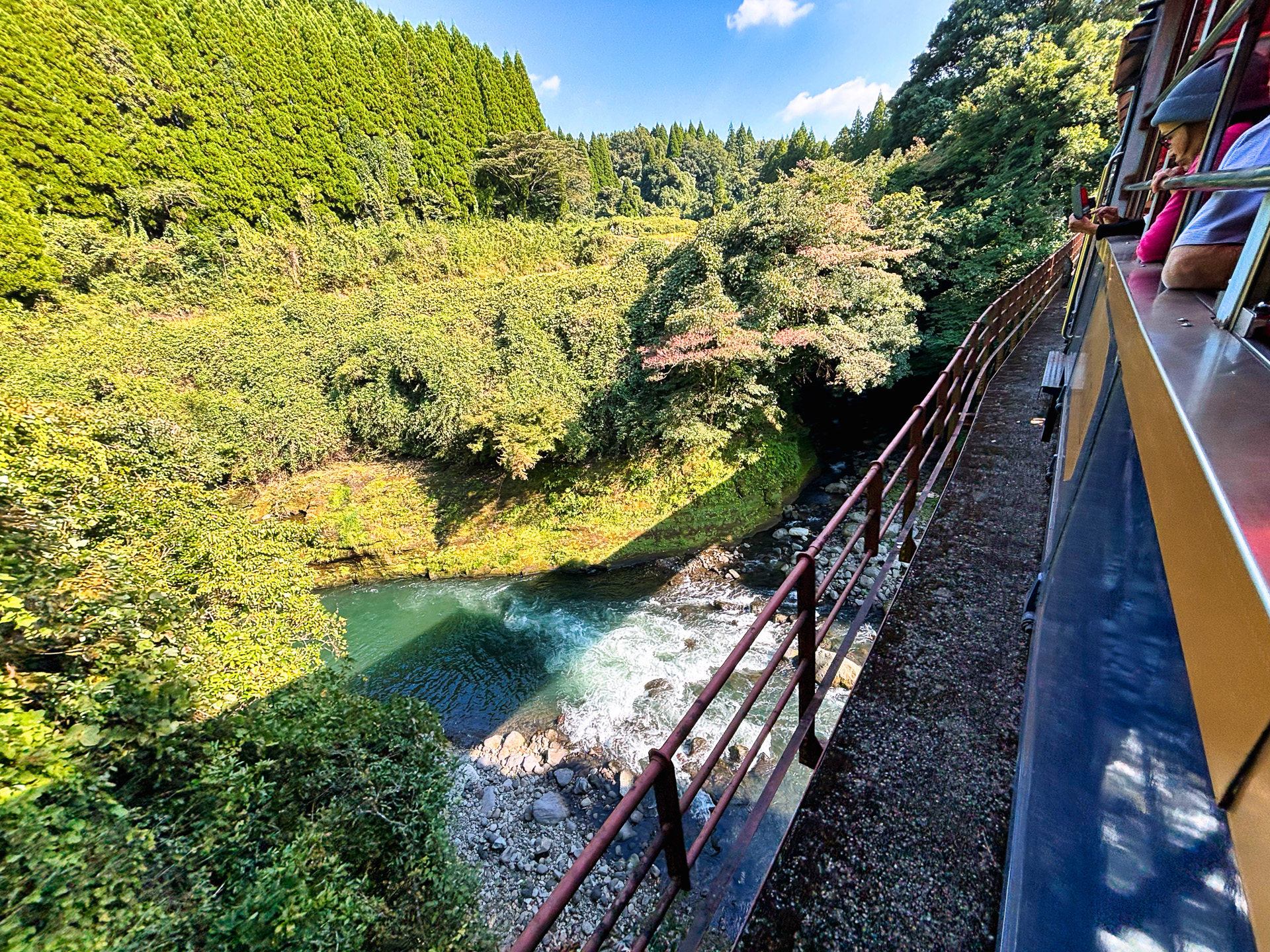 白川を渡る橋梁からの美しい景色。この先の南阿蘇鉄道唯一のトンネルを超えるとさらなる絶景が待っていることがまだ知る由もない