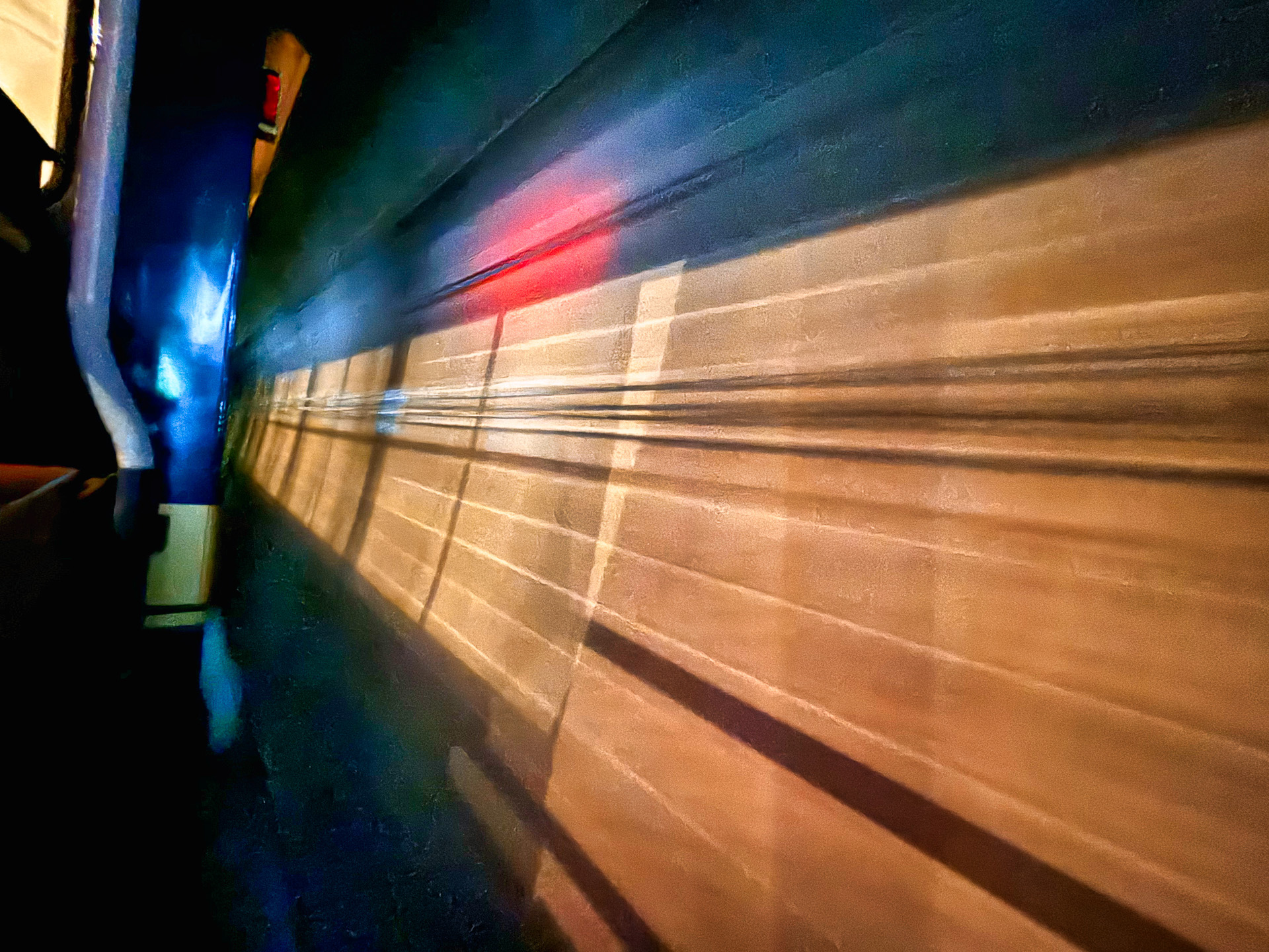 比較的長いトンネルを抜ける。風がひんやりとしている。「通称オバケトンネルと言いまして」と車掌も盛り上げてくれる