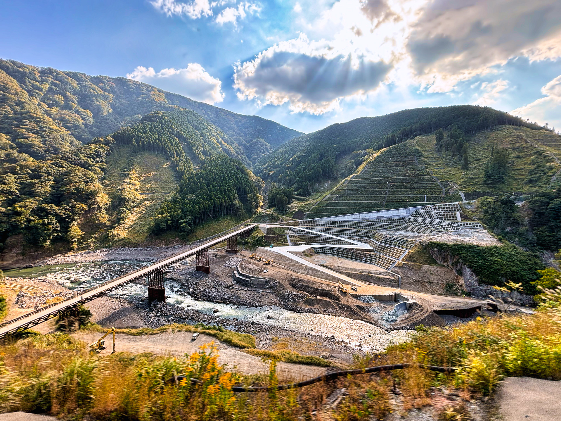 ここから立野駅までの短い区間は左右にスケール感の大きな景色が続く