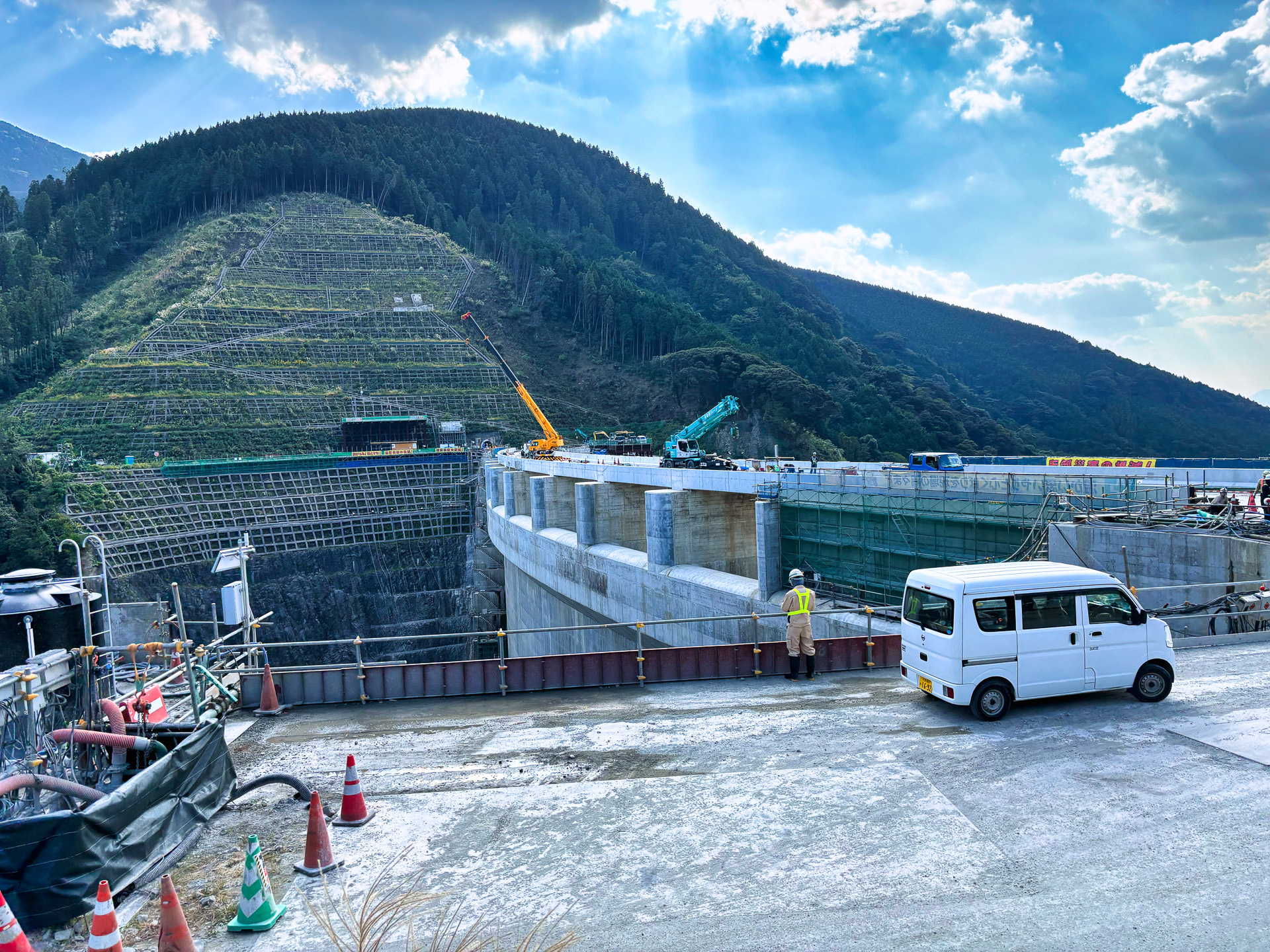 クライマックスは建設中の立野ダムを望む絶景ポイント。ダム好きにはたまらないアングルだろう