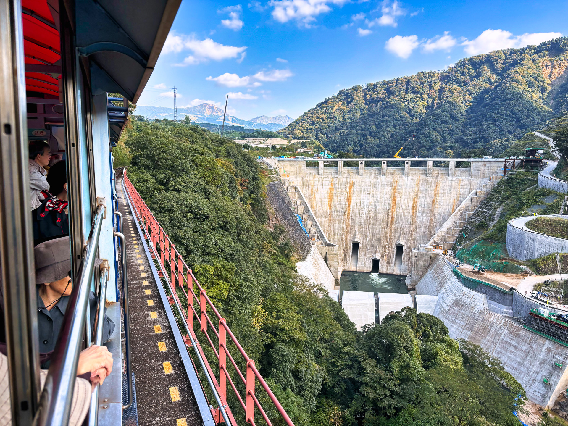 クライマックスは建設中の立野ダムを望む絶景ポイント。ダム好きにはたまらないアングルだろう
