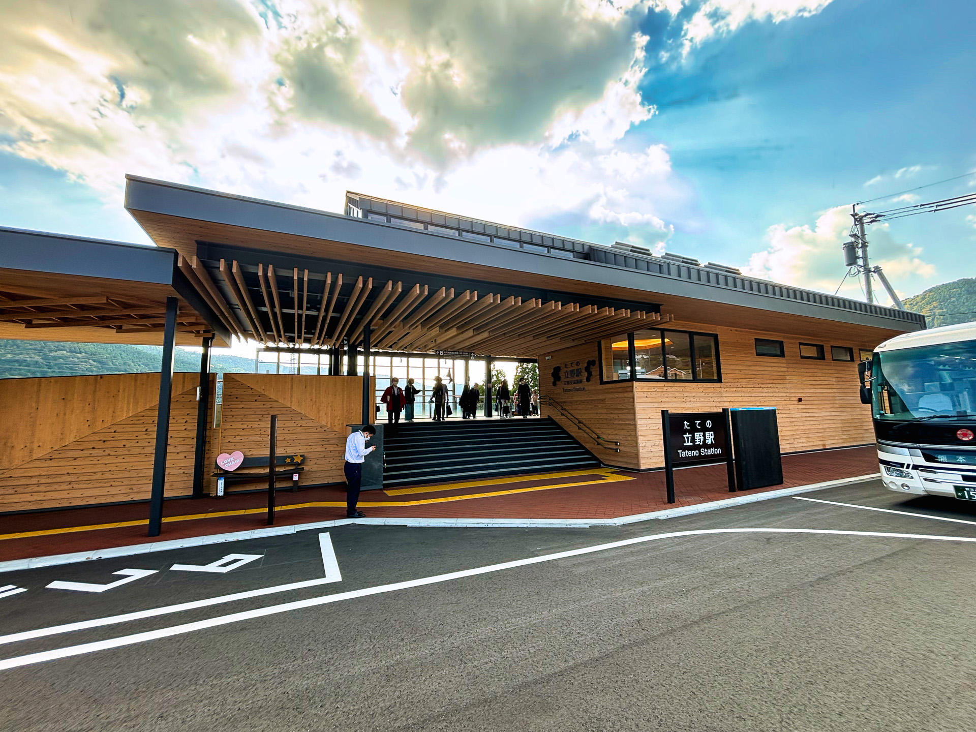 木をふんだんに使用したきれいな駅舎の立野駅。JR線との接続駅でもある