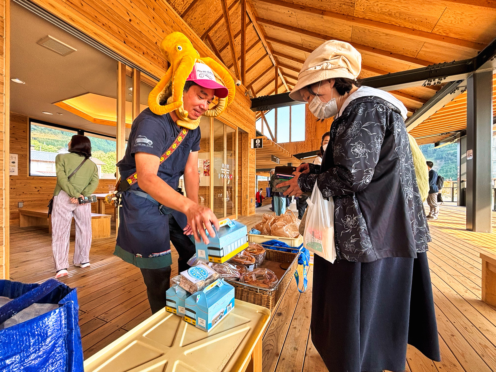 先ほどの長陽駅でパフォーマンスしてくれた「久永屋」の名物資本（シフォン）ケーキを特別に立野駅で出張販売してくれていた