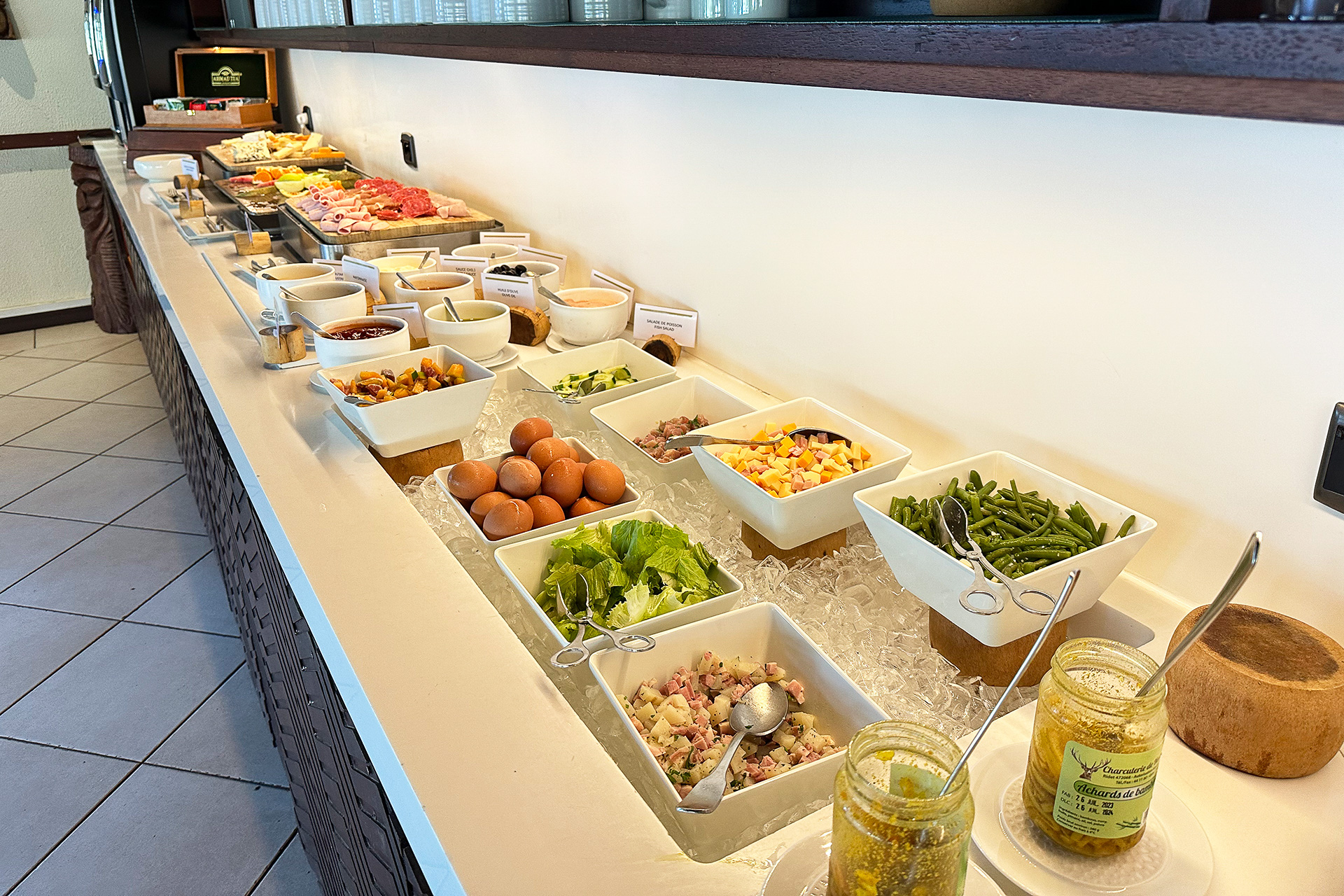 朝食会場。ヘルシー系の食材が多かった印象。パンが充実していて幸せになります