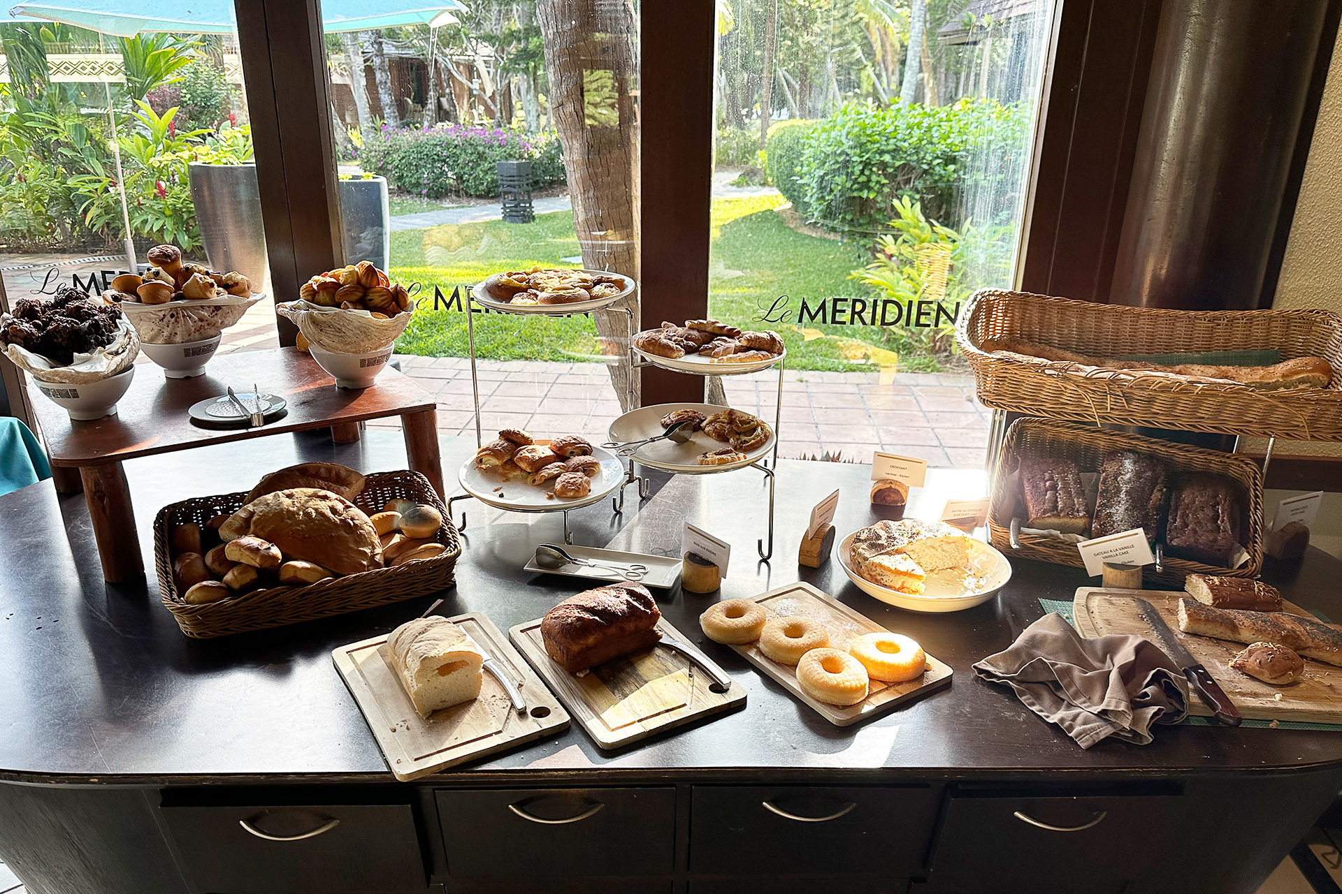 朝食会場。ヘルシー系の食材が多かった印象。パンが充実していて幸せになります