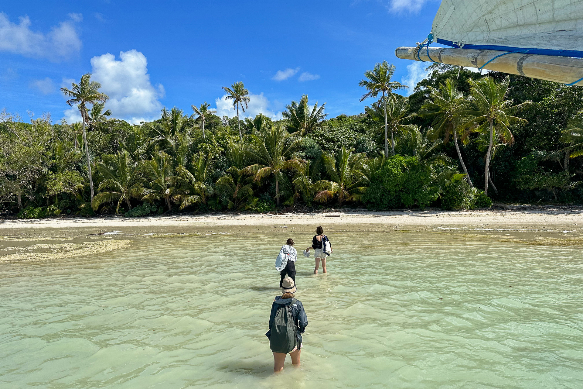 到着。また膝まで水に漬かりながら岸まで歩きます
