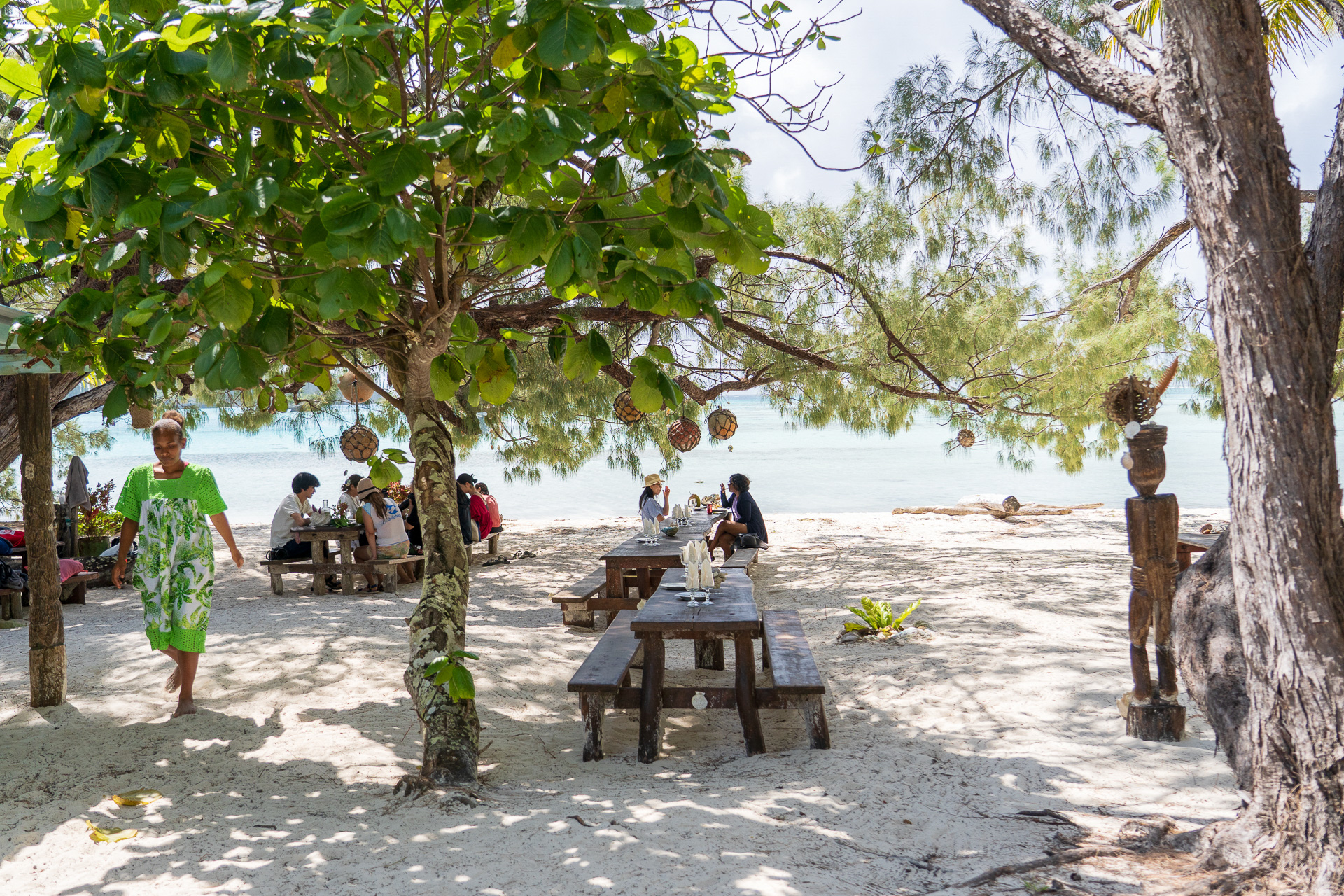 ビーチのすぐ近くの木陰にテーブルが置かれていてレストランというよりは海の家といった感じ