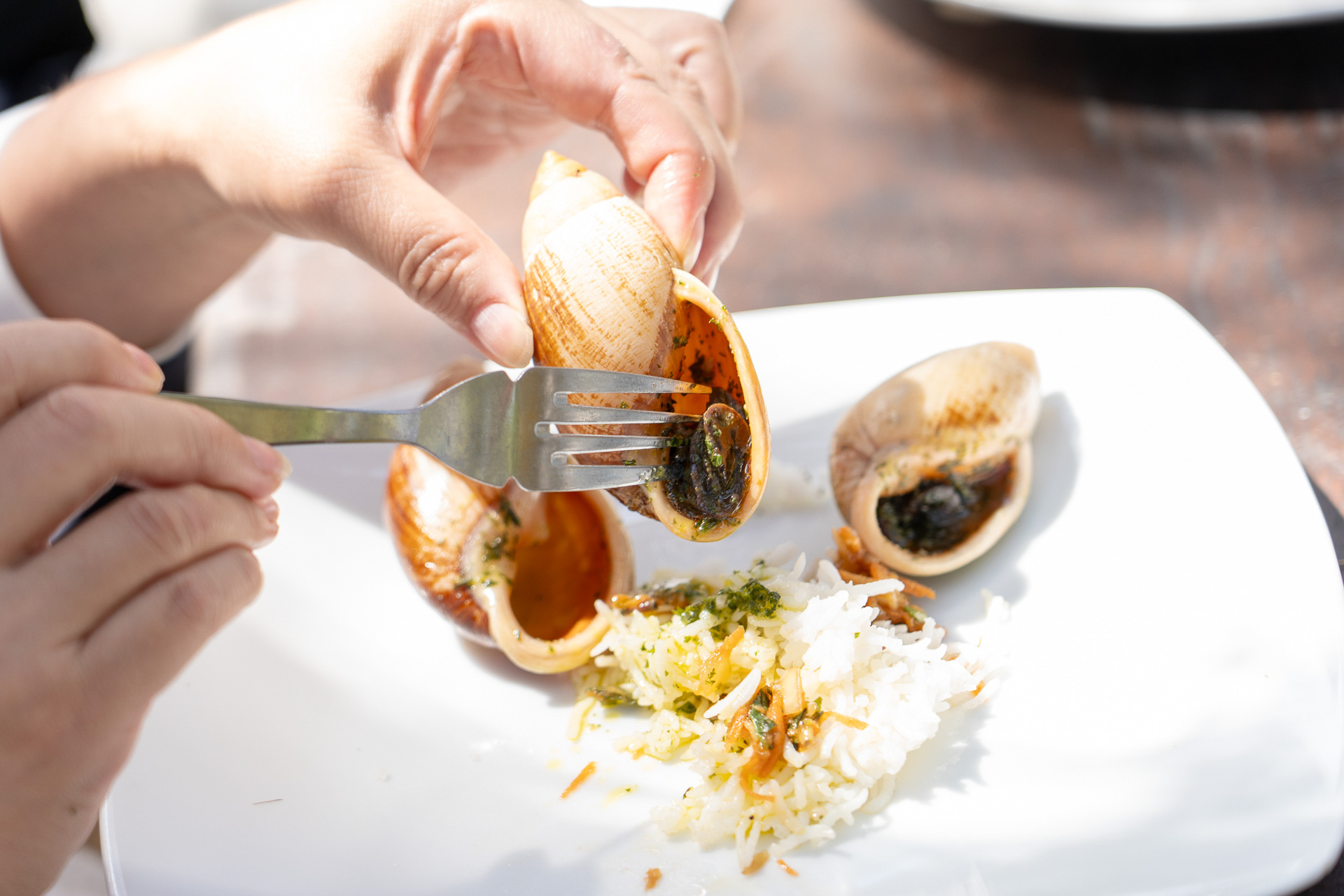 バター＋ほろ苦い味付けはライスにぴったりのお味。よく混ぜていただきます