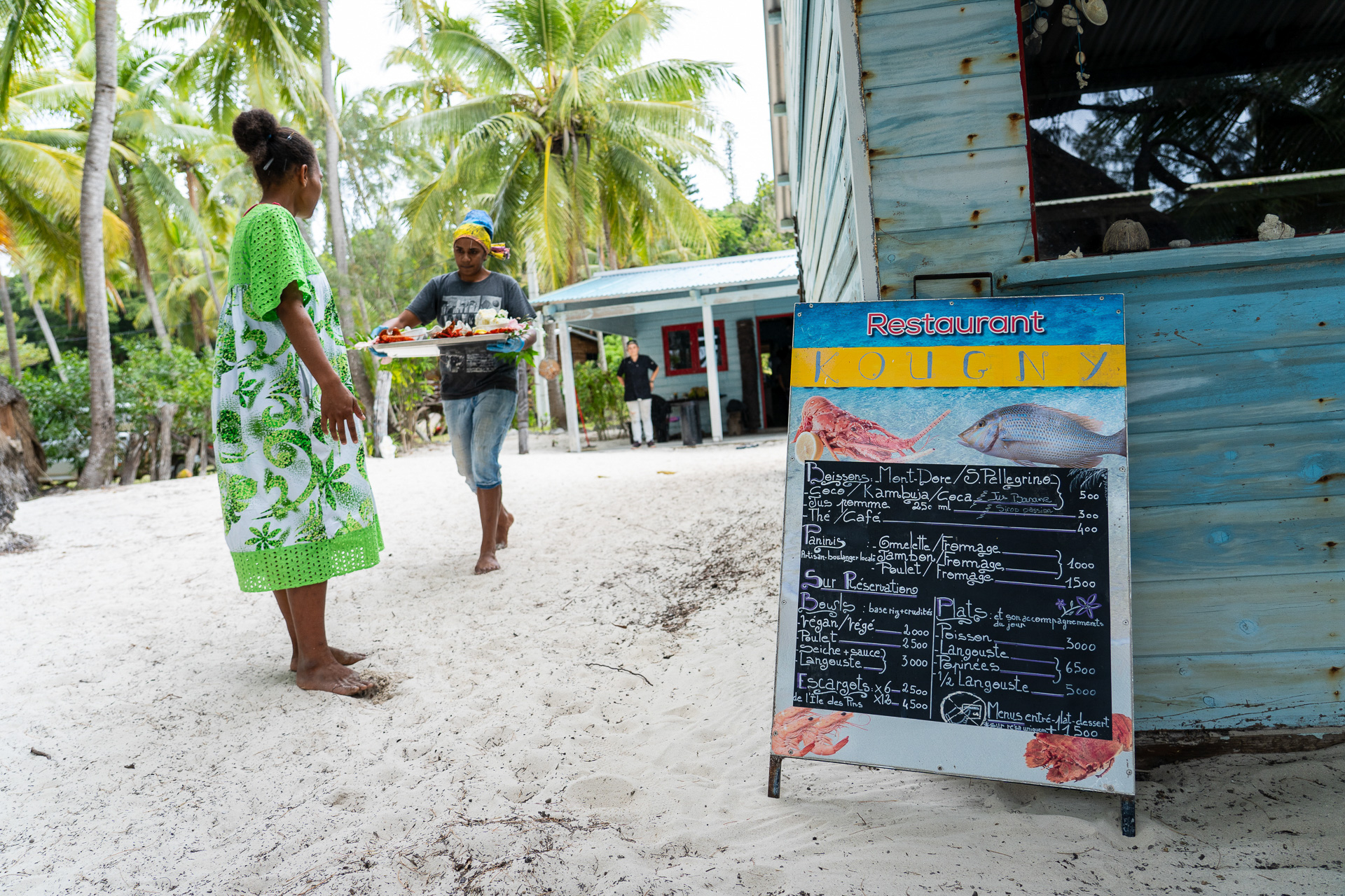 厨房から豪華なプレートが！　笑顔で何回も写真撮影に応じてくれてメルシーボークー