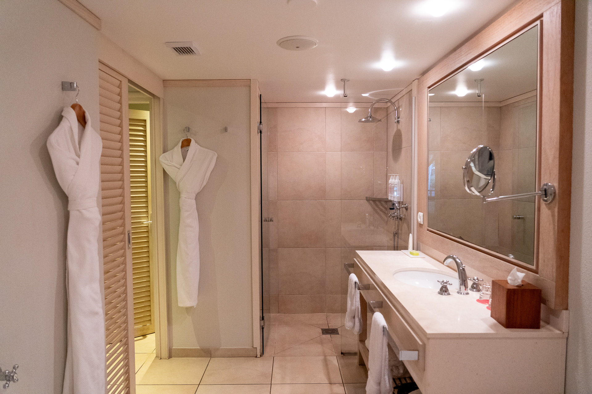 バスルームの雰囲気がデラックスと少し違ってモダンな印象