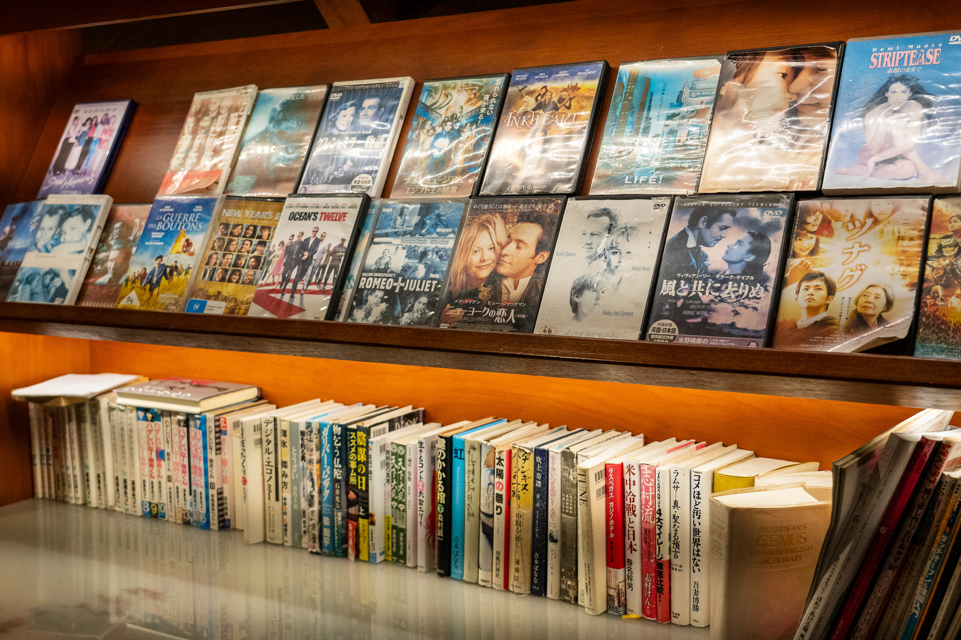 本やDVDが置かれたコーナー。悪天候で何もできないときに助かりそう