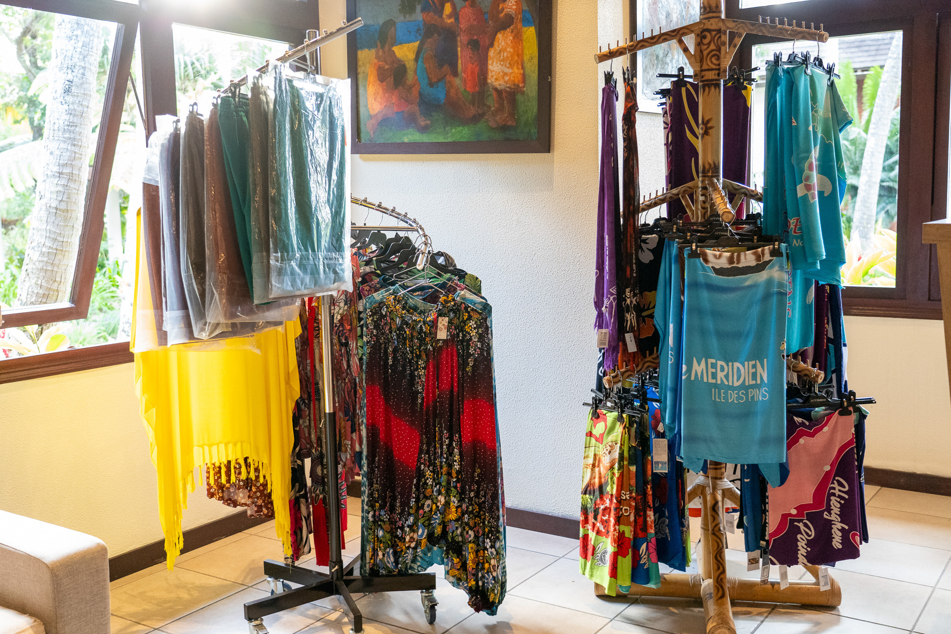 パレオやTシャツなど