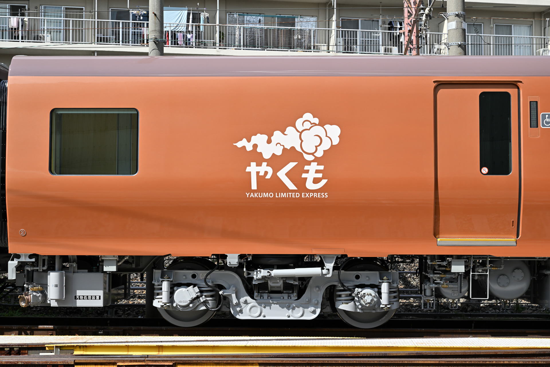 3号車乗車口扉は車椅子にも対応しているため幅広に