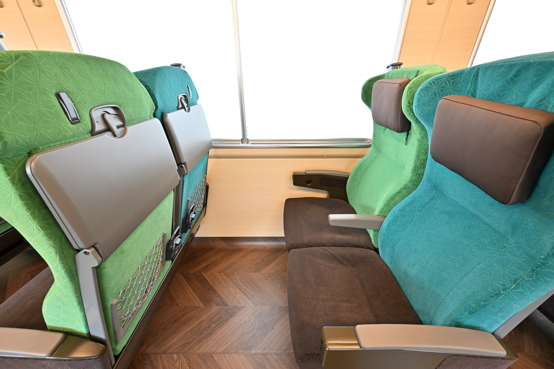 シートピッチは新幹線同等クラスでゆとりのあるものに