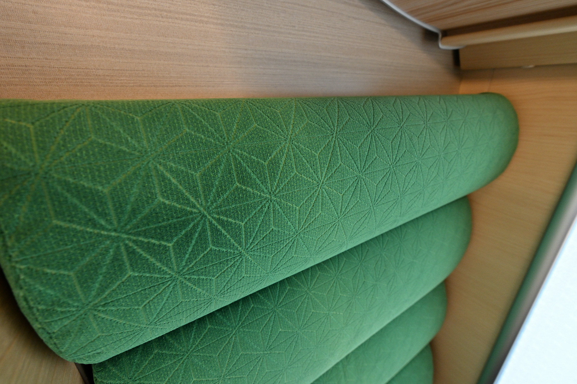 シート地にデザインされた「麻の葉」柄