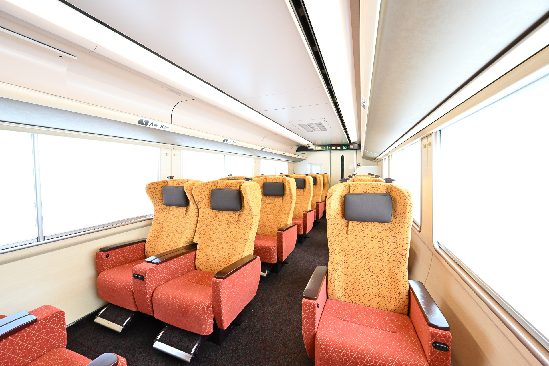 グリーン車は2：1の座席配列