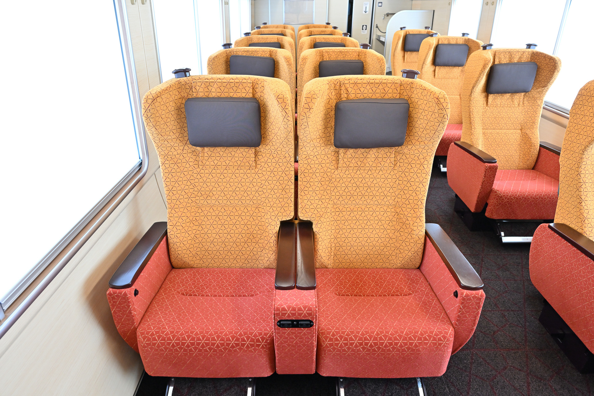 一等車ということで冨と長寿の象徴とされる亀の甲羅をイメージした「積石亀甲」模様をシート地にあしらっている