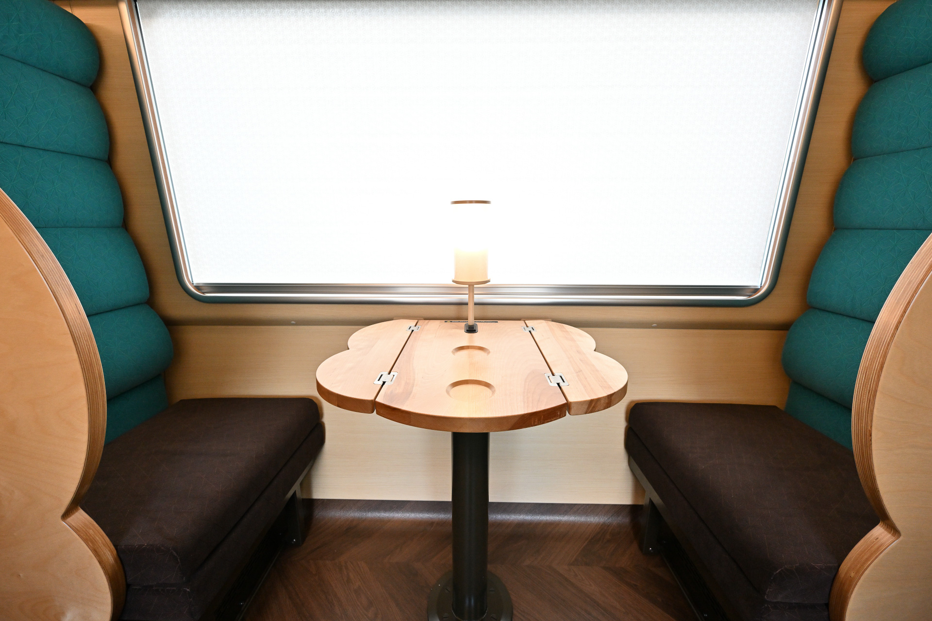 2人がけのセミコンパートメント。写真は座席を通常仕様にした状態